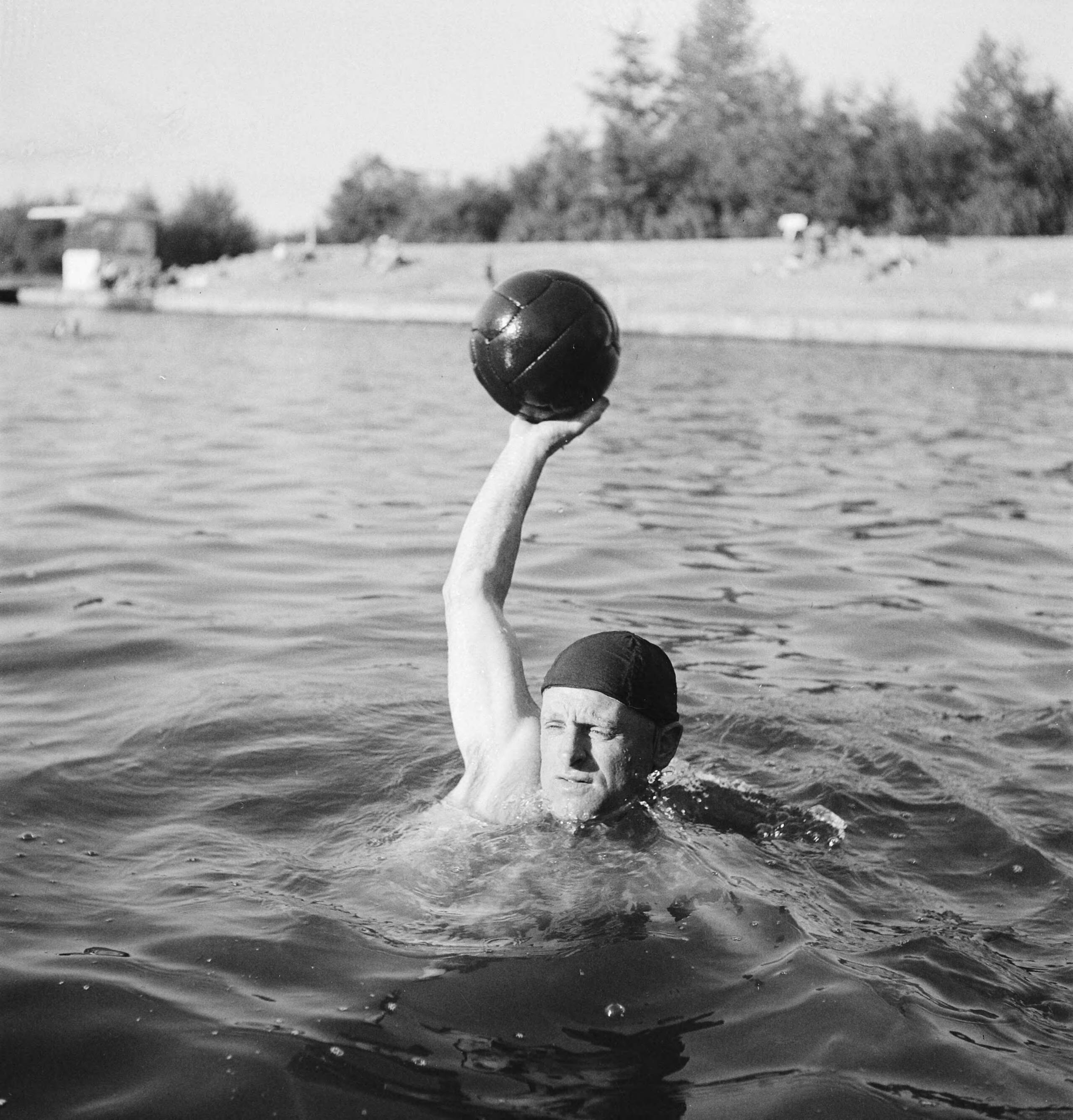 Zwemtraining o.l.v. trainer Jan Stender — Jan Stender zelf als waterpolospeler — Foto: Snikkers, Anton / Anefo. Licentie: Set B: Rechtenvrij / Publiek Domein. Bron: Nationaal Archief. http://hdl.handle.net/10648/ad754c9c-d0b4-102d-bcf8-003048976d84