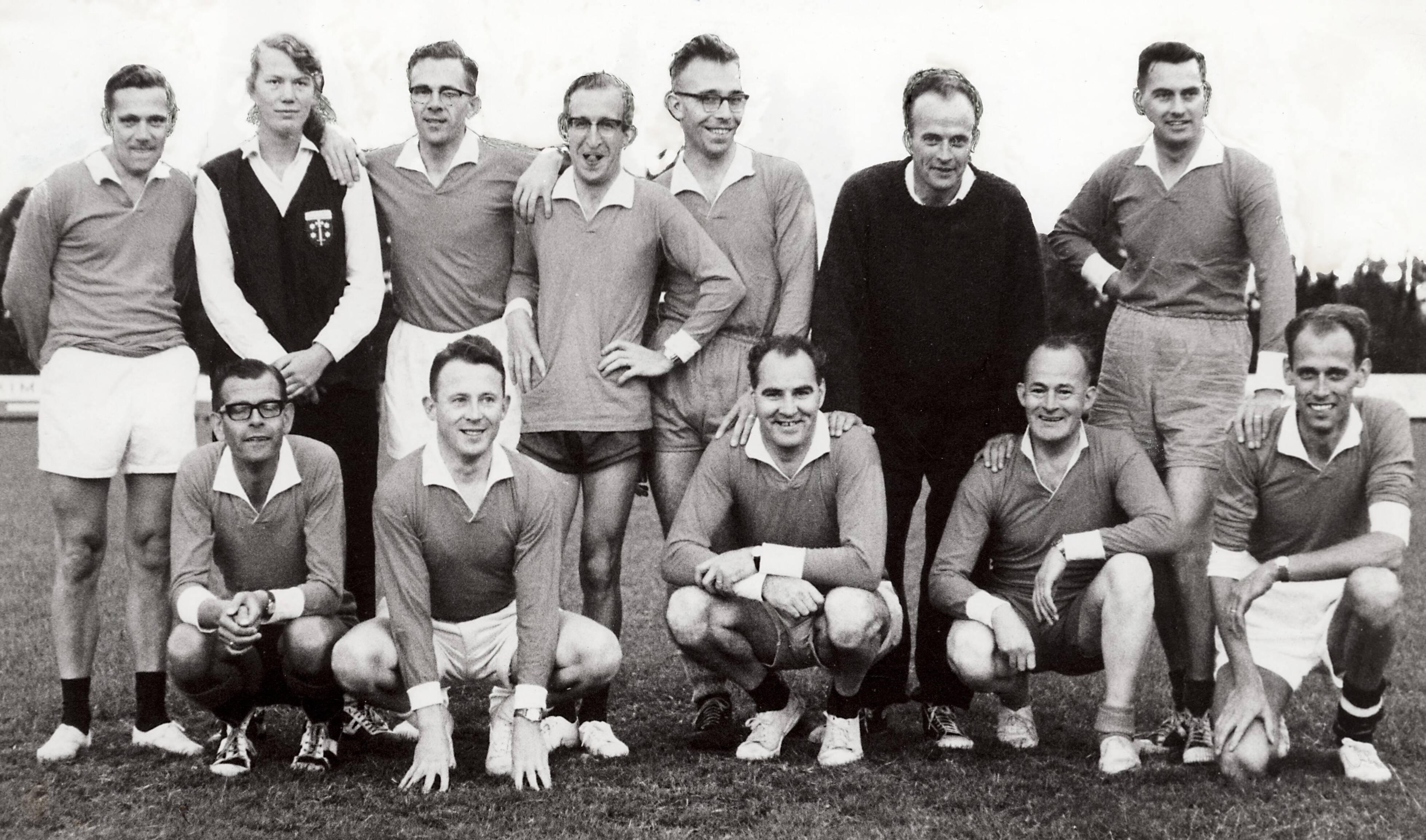 Sportactiviteiten personeel Drukkerij N.V. De Spaarnestad / Voetbal, o.a. F.C. Panorama — [Serie bedrijfsvoetbal Spaarnestad, diverse jaren] Onbezorg glimlachend poseerde ook de administratieve ploeg voor de camera van Peike Reintjens. Staan de heren: Van Dijk, Van der Wal (met tussen hen in scheidsrechter mej. L. Spijker), Coppens, Berndsen, Hilterman en De Ruig. Geknield de heren : Scheepens, Fonville, A. van der Valk, P. Willemse en N. van der Velde — Foto: Reintjens, Peike / Spaarnestad / Spaarnestad Photo (05887). Licentie: Set B: Rechtenvrij / Publiek Domein. Bron: Nationaal Archief. http://hdl.handle.net/10648/35429da6-3f00-a382-e063-6df0900a6686