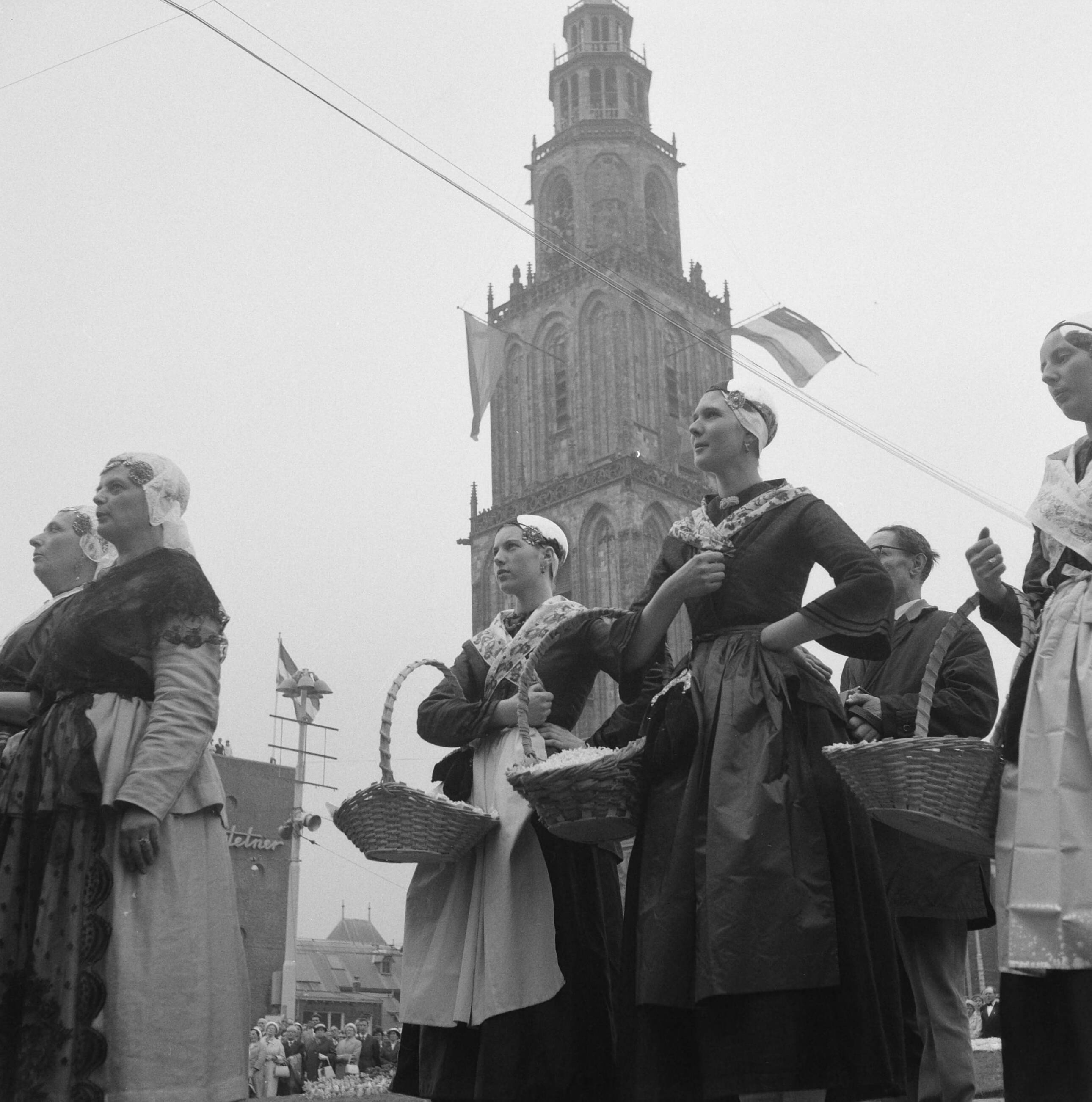 Koninklijk bezoek aan Groningen en Friesland (1962) — Koninklijk bezoek aan Groningen — Foto: Merk, Ben / Anefo. Licentie: Set B: Rechtenvrij / Publiek Domein. Bron: Nationaal Archief. http://hdl.handle.net/10648/aa0737dc-d0b4-102d-bcf8-003048976d84