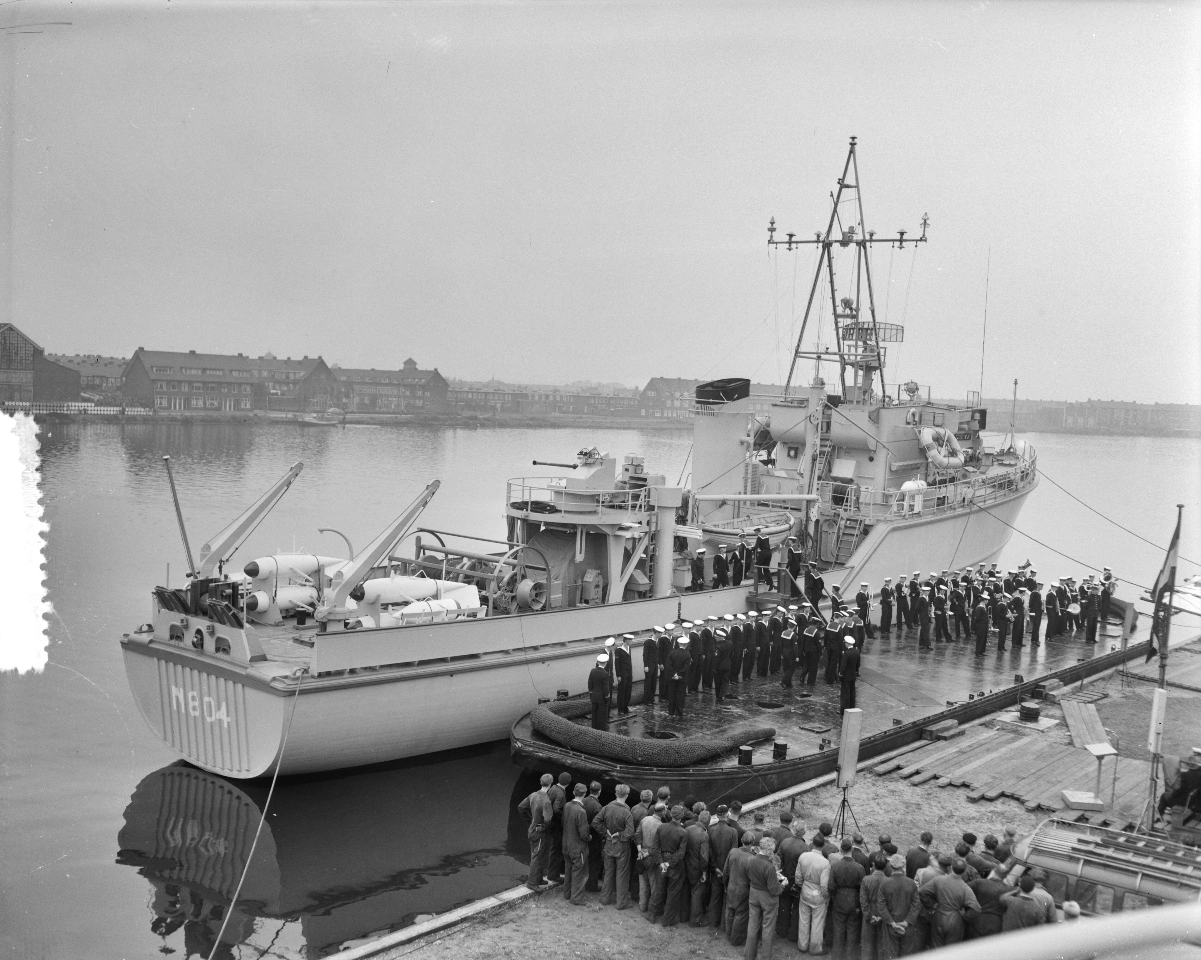 Fotocollectie Anefo — Indienststelling kustmijnenveger Hr. Ms. "Steenwijk" bij Haarlemse Scheepsbouwmaatschappij — Foto: Pot, Harry / Anefo. Licentie: Set B: Rechtenvrij / Publiek Domein. Bron: Nationaal Archief. http://hdl.handle.net/10648/a94bfcc4-d0b4-102d-bcf8-003048976d84