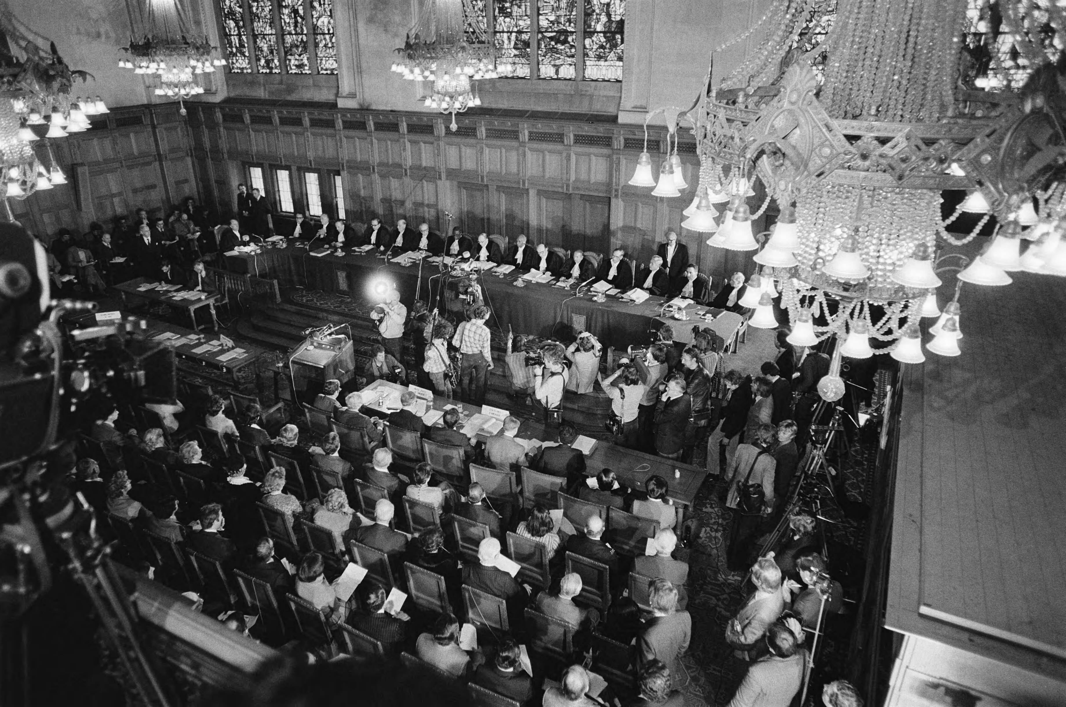 Hoorzitting Internationaal Gerechtshof in Vredespaleis in Den Haag m.b.t. gijzelingsaffaire in Iran — Overzicht van de Grote Rechtzaal tijdens de zitting — Foto: Croes, Rob C. / Anefo. Licentie: Set B: Rechtenvrij / Publiek Domein. Bron: Nationaal Archief. http://hdl.handle.net/10648/acd64a7a-d0b4-102d-bcf8-003048976d84