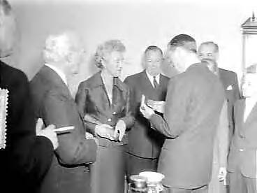 Fotocollectie Anefo — Uitreiking van de Generaal Snijders penning (Generaal Snijders Fonds) aan Gerben Sonderman (posthuum). Prins Bernhard bekijkt de medaille. Links ir. M.H. Damme. In het midden de weduwe, mevr. A. Sonderman Speerstra — Foto: Pot, Harry / Anefo. Licentie: Set B: Rechtenvrij / Publiek Domein. Bron: Nationaal Archief. http://hdl.handle.net/10648/a95466f2-d0b4-102d-bcf8-003048976d84
