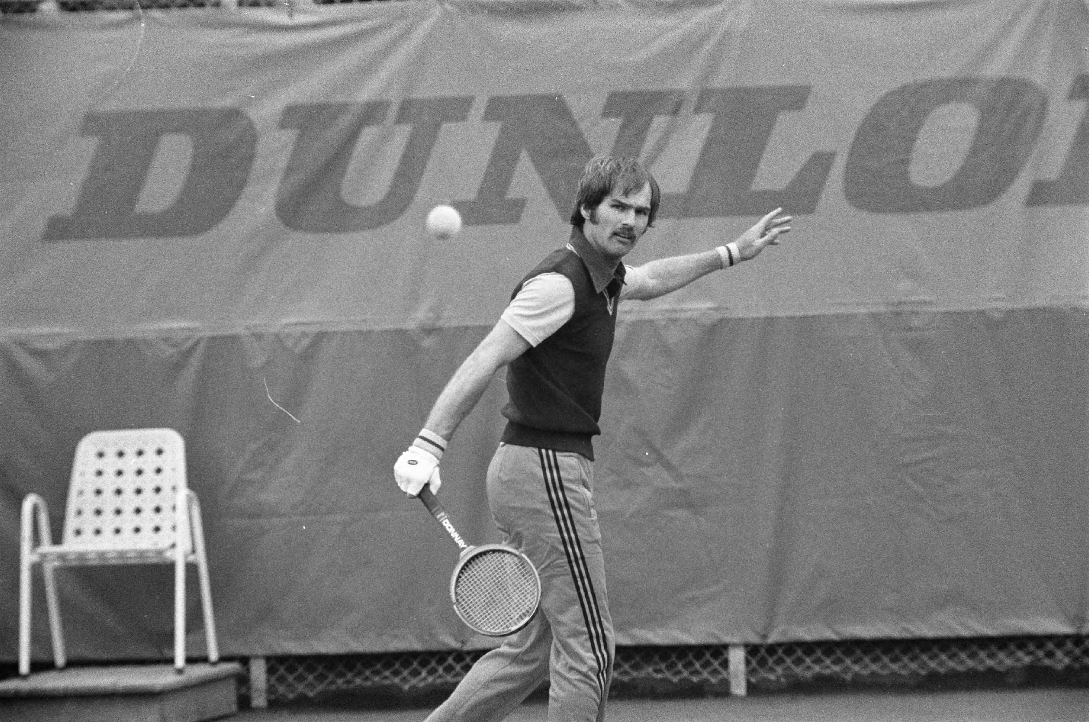Davis-Cup 1977: Nederland-Joegoslavië — De Nederlandse speler Fred Hemmes in actie — Foto: Croes, Rob C. / Anefo. Licentie: Set B: Rechtenvrij / Publiek Domein. Bron: Nationaal Archief. http://hdl.handle.net/10648/ac9a471e-d0b4-102d-bcf8-003048976d84