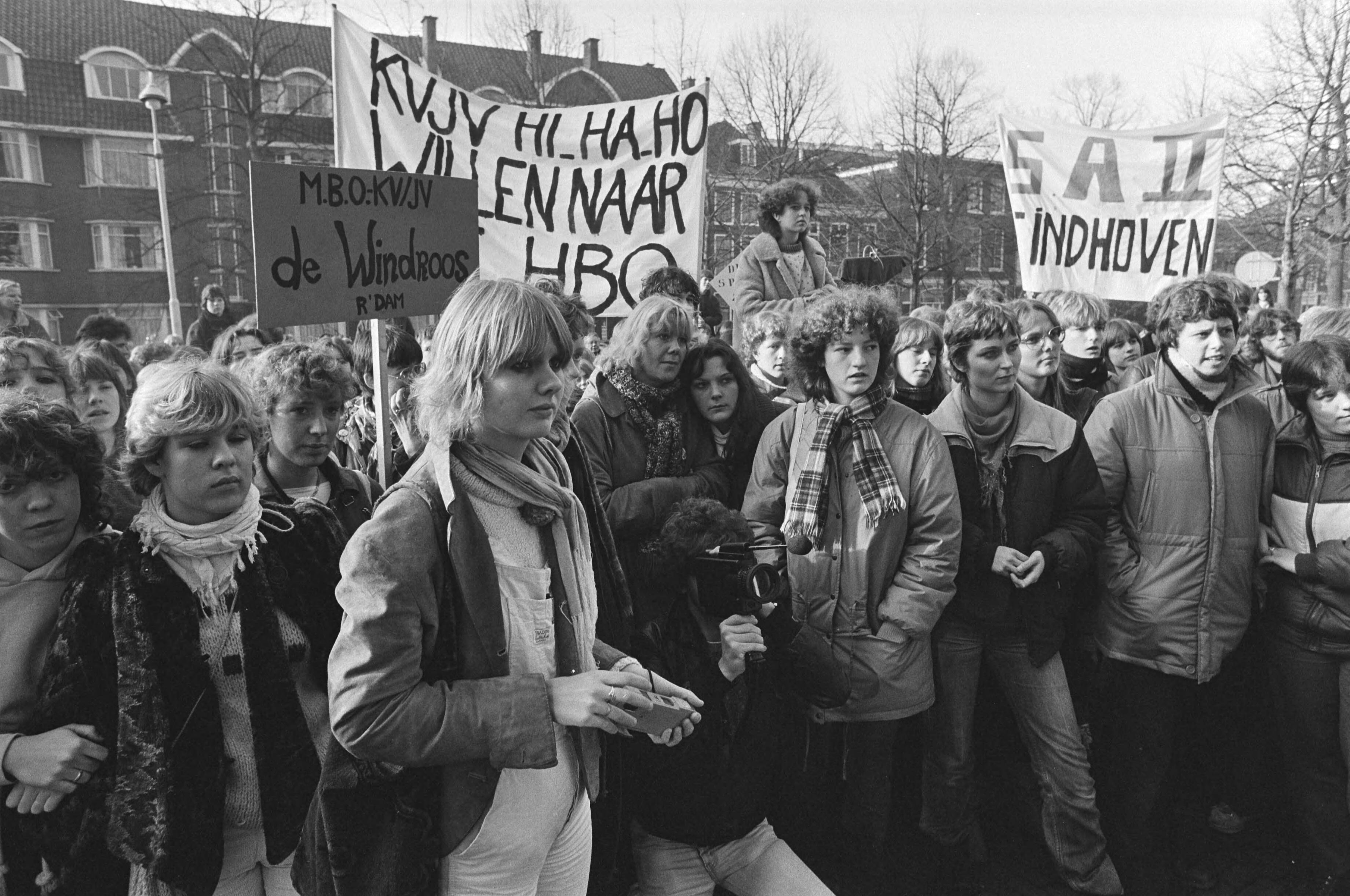 Fotocollectie Anefo — Dem. door studenten voor ministerie van Onderwijs Den Haag voor betere doorstroming naar HBO. — Foto: Croes, Rob C. / Anefo. Licentie: Set B: Rechtenvrij / Publiek Domein. Bron: Nationaal Archief. http://hdl.handle.net/10648/ad0dc928-d0b4-102d-bcf8-003048976d84