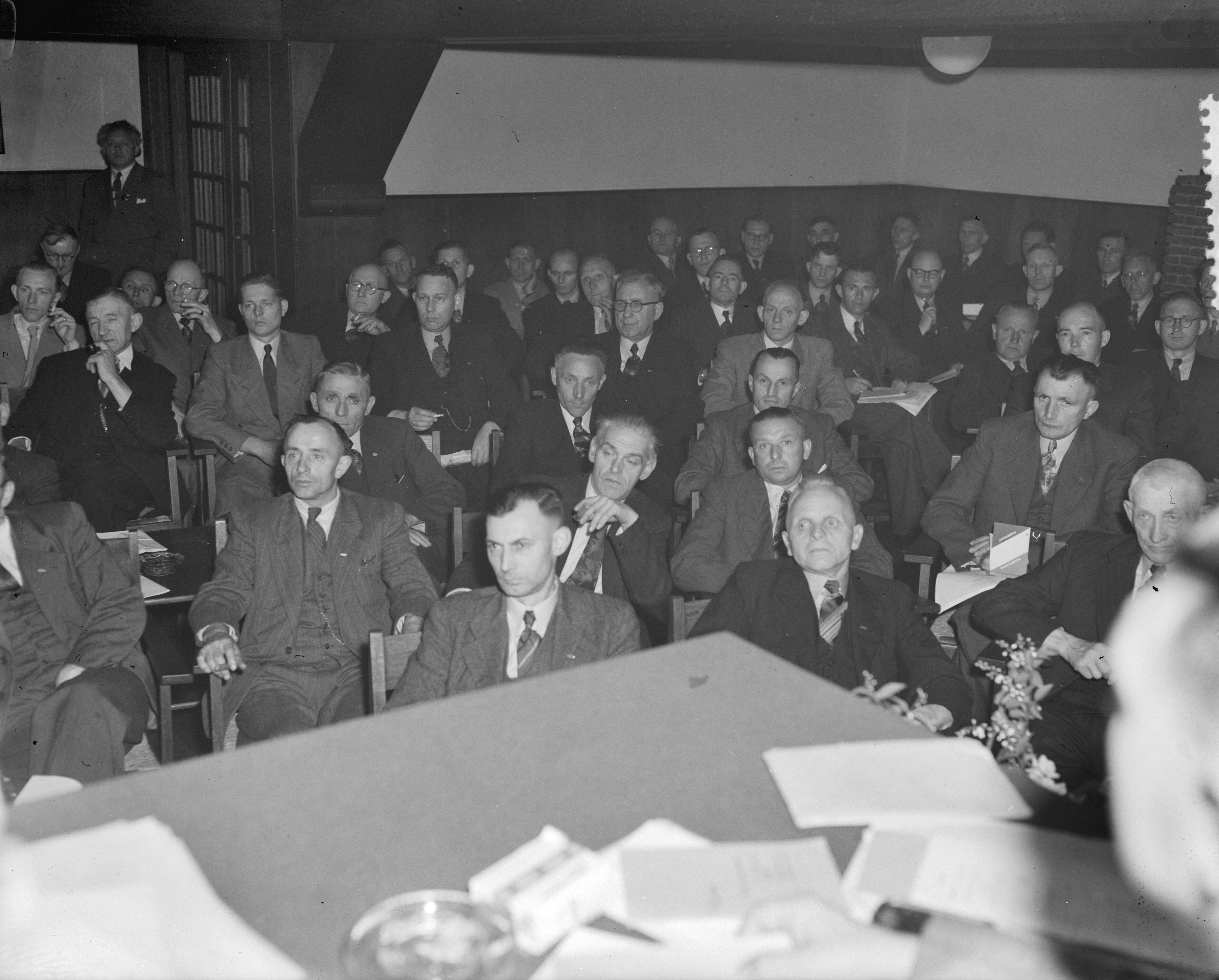 Vergadering Nederlands Christelijke Bond van Werknemers in de Textiel- en Kledingbedrijven te Zeist — Tweedaags congres van de Nederlandse Christelijke Bond van Werknemers in de Textiel- en Kledingbedrijven "Unitas" in conferentieoord Woudschoten te Zeist — Foto: Consenheim, Wim / Anefo. Licentie: Set B: Rechtenvrij / Publiek Domein. Bron: Nationaal Archief. http://hdl.handle.net/10648/a8fbc0ba-d0b4-102d-bcf8-003048976d84