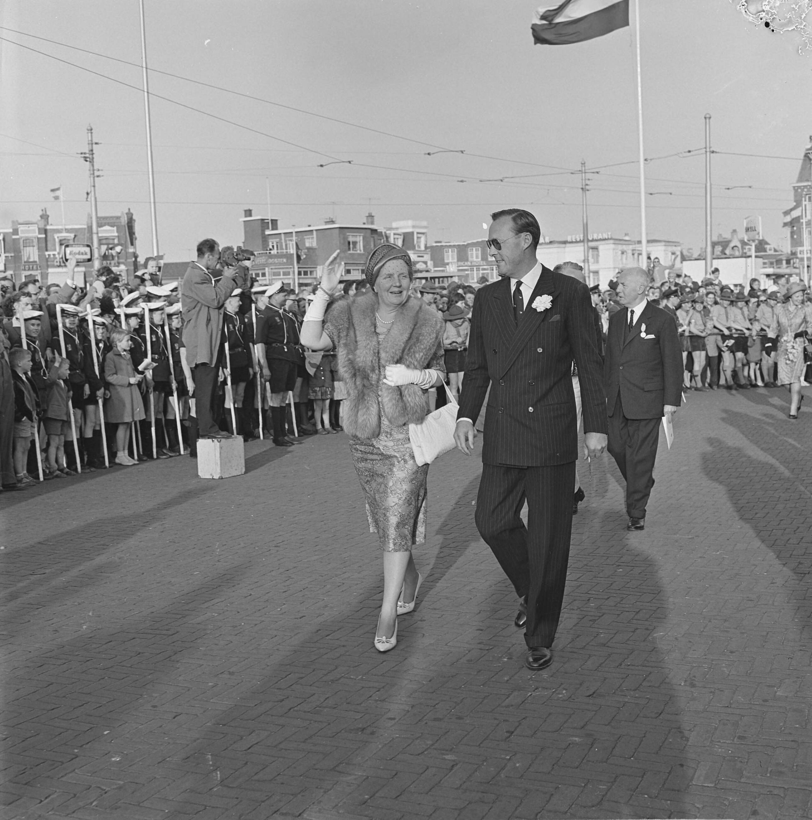 Koninklijk bezoek aan Zuid-Holland (1962) — Koninklijk bezoek aan Den Haag — Foto: Koch, Eric / Anefo. Licentie: Set B: Rechtenvrij / Publiek Domein. Bron: Nationaal Archief. http://hdl.handle.net/10648/aa07db10-d0b4-102d-bcf8-003048976d84