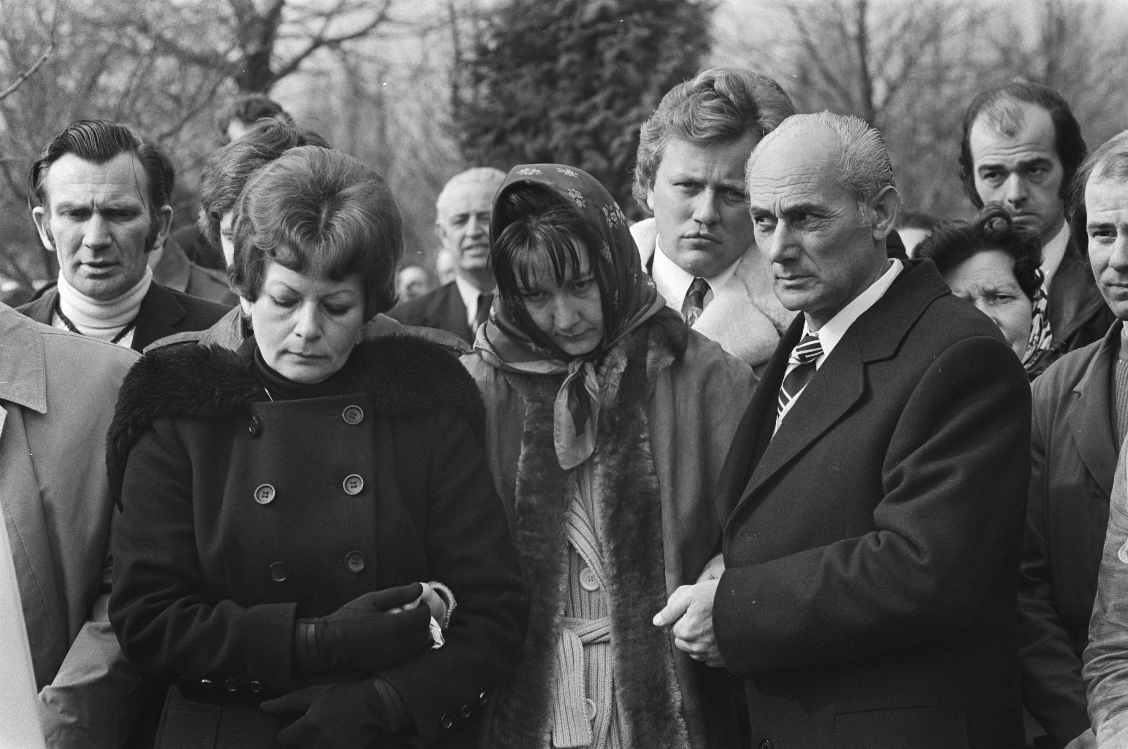 Fotocollectie Anefo — Vermoorde taxichauffeur Gerard Hofstede in Den Haag begraven; weduwe Hofstede aan het graf — Foto: Mieremet, Rob / Anefo. Licentie: Set B: Rechtenvrij / Publiek Domein. Bron: Nationaal Archief. http://hdl.handle.net/10648/ac7ed1c8-d0b4-102d-bcf8-003048976d84