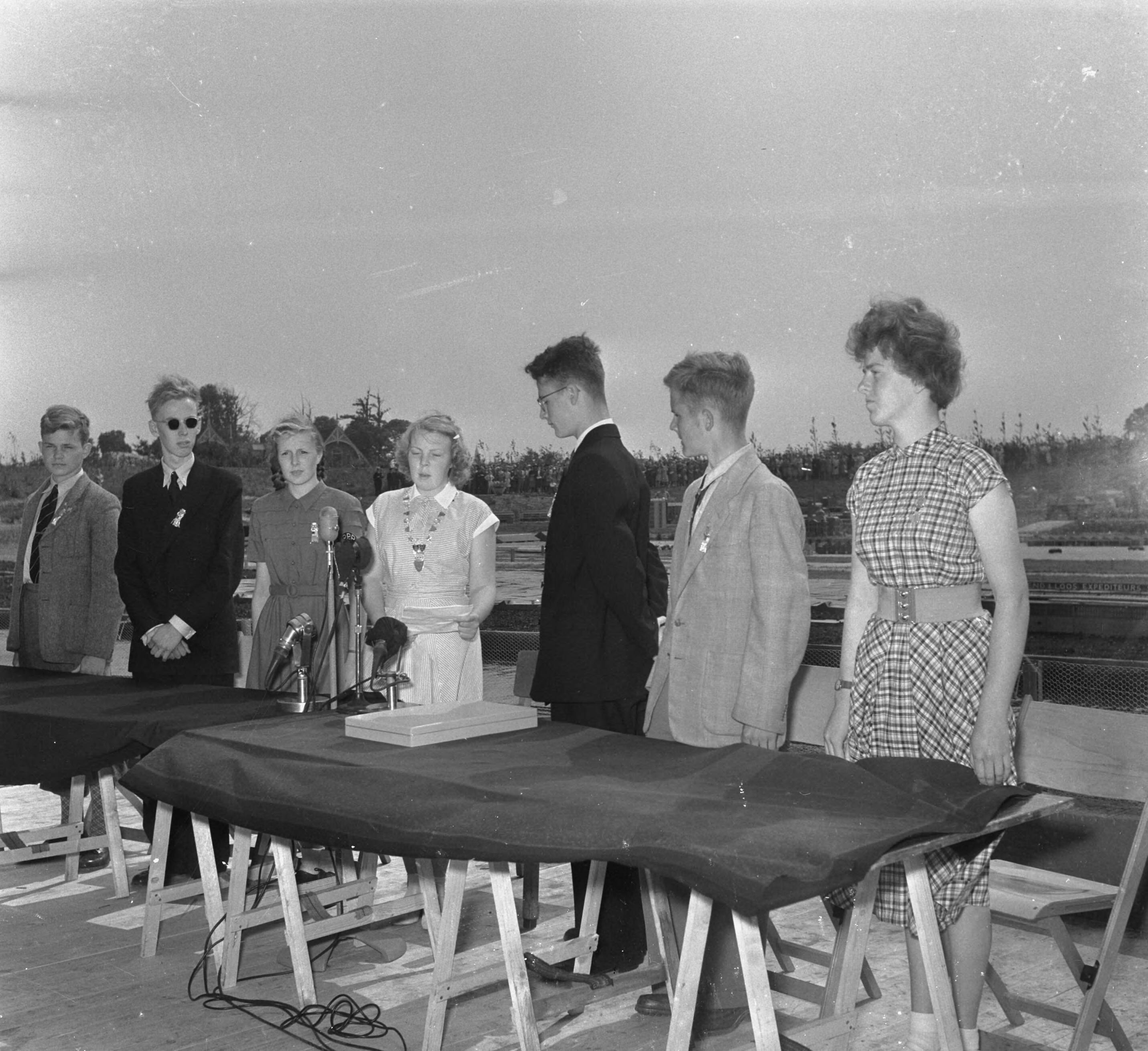 Prinses Beatrix opent Madurodam — Prinses Beatrix opent Madurodam. Toespraak van burgemeester prinses Beatrix. Naast haar de "wethouders". Rechts van haar de 16-jarige loco-burgemeester Ronald van Beuge. Links wethouder Johanna Scholten — Foto: Noske, J.D. / Anefo. Licentie: Set B: Rechtenvrij / Publiek Domein. Bron: Nationaal Archief. http://hdl.handle.net/10648/a8fc6e5c-d0b4-102d-bcf8-003048976d84