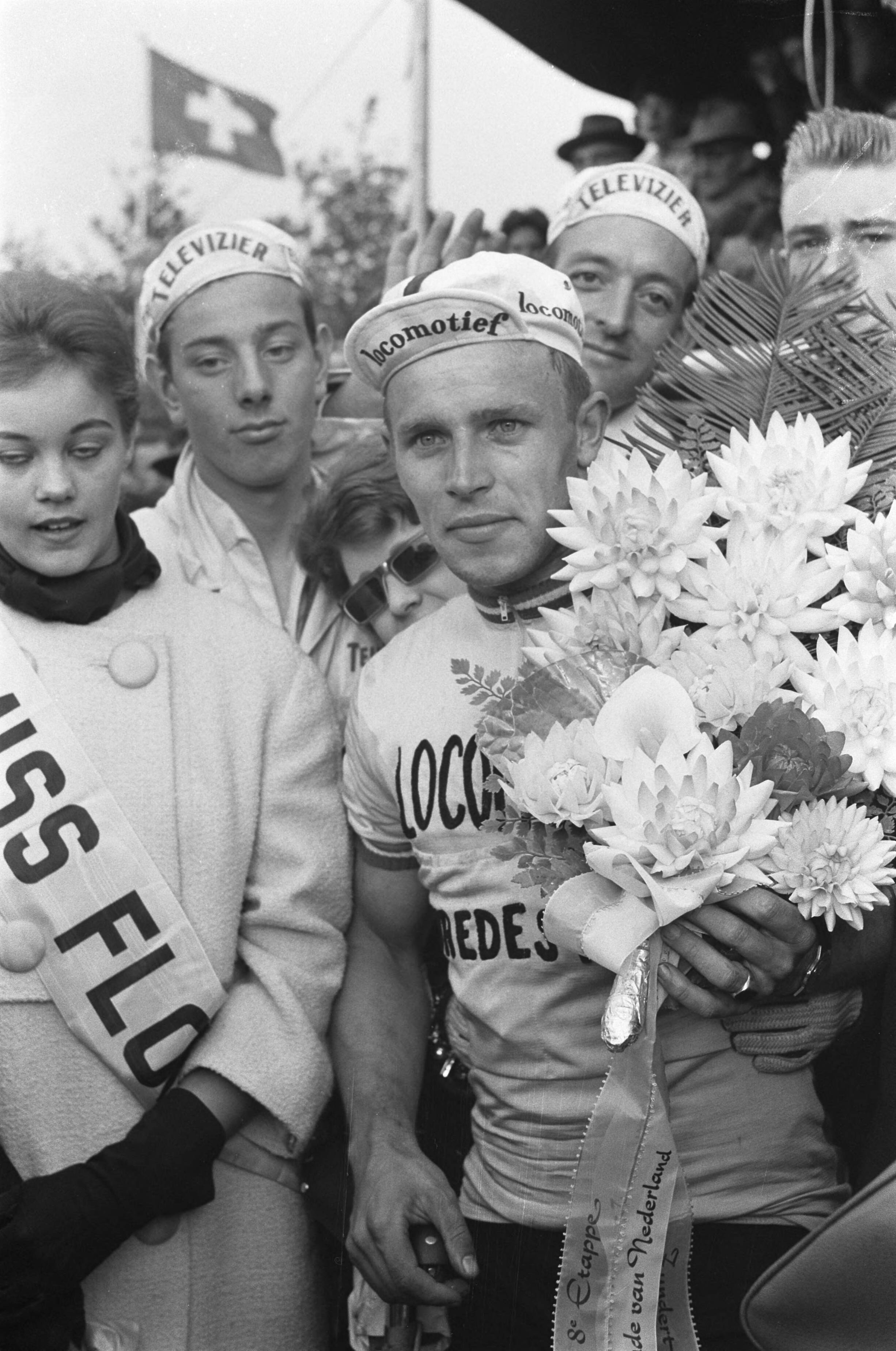 Fotocollectie Anefo — Ronde van Nederland. 8e etappe Kerkrade naar Zundert. Etappewinnaar Joop Captein tijdens huldiging — Foto: Pot, Harry / Anefo. Licentie: Set B: Rechtenvrij / Publiek Domein. Bron: Nationaal Archief. http://hdl.handle.net/10648/a9d5e0c4-d0b4-102d-bcf8-003048976d84