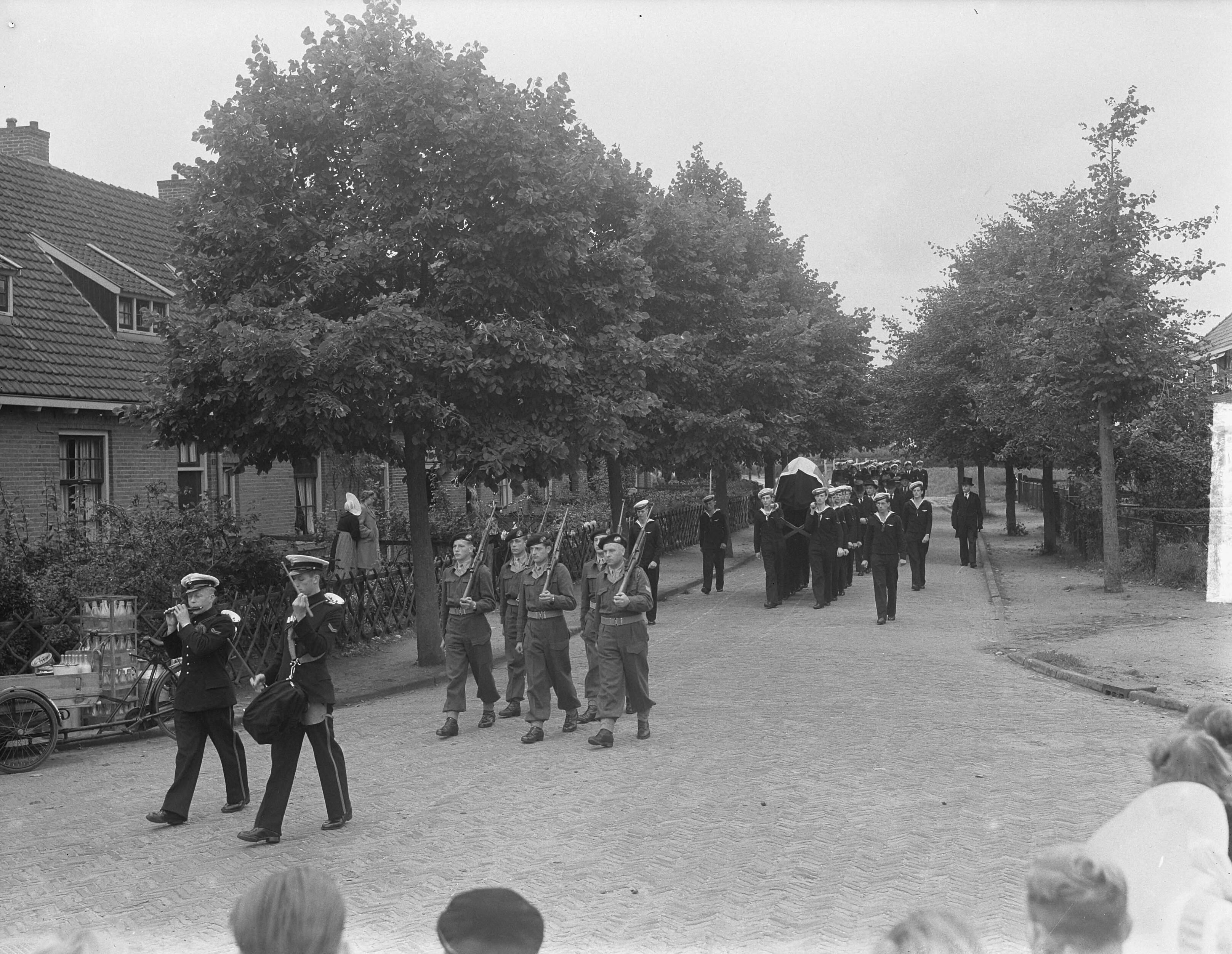 Begrafenis piloot Van der Born te Huizen — Foto: Pot, Harry / Anefo. — Licentie: Set B: Rechtenvrij / Publiek Domein. Bron: Nationaal Archief. http://hdl.handle.net/10648/a8de9580-d0b4-102d-bcf8-003048976d84