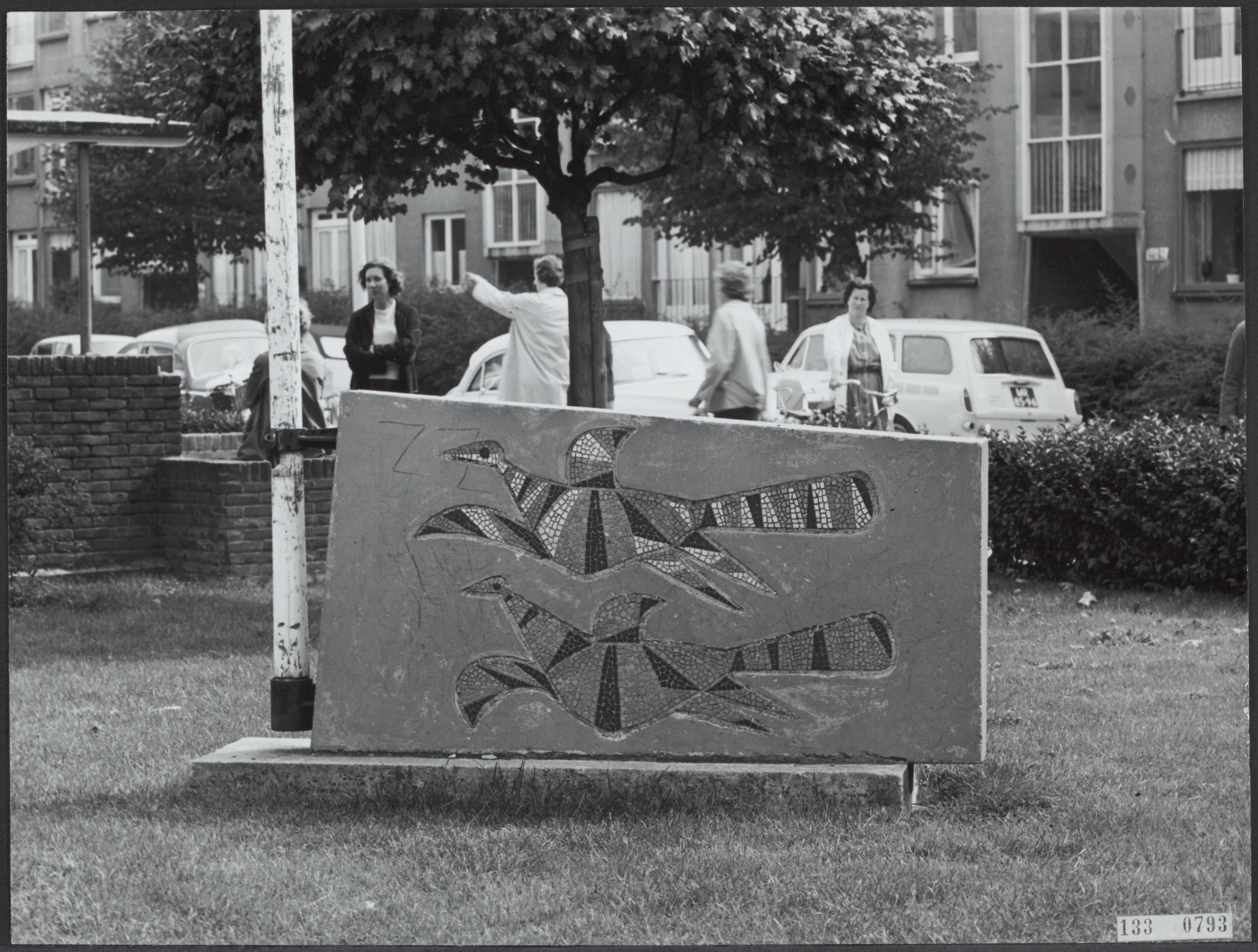 Fotocollectie Rijksvoorlichtingsdienst Eigen — Den Haag. Holtenstraat: betonrelief met mozaïek (vlaggenstokhouder) van mej. N. Hoogeveen — Foto: Fotodienst Gemeente Den Haag. Licentie: Set B: Rechtenvrij / Publiek Domein. Bron: Nationaal Archief. http://hdl.handle.net/10648/af5a8ed2-d0b4-102d-bcf8-003048976d84