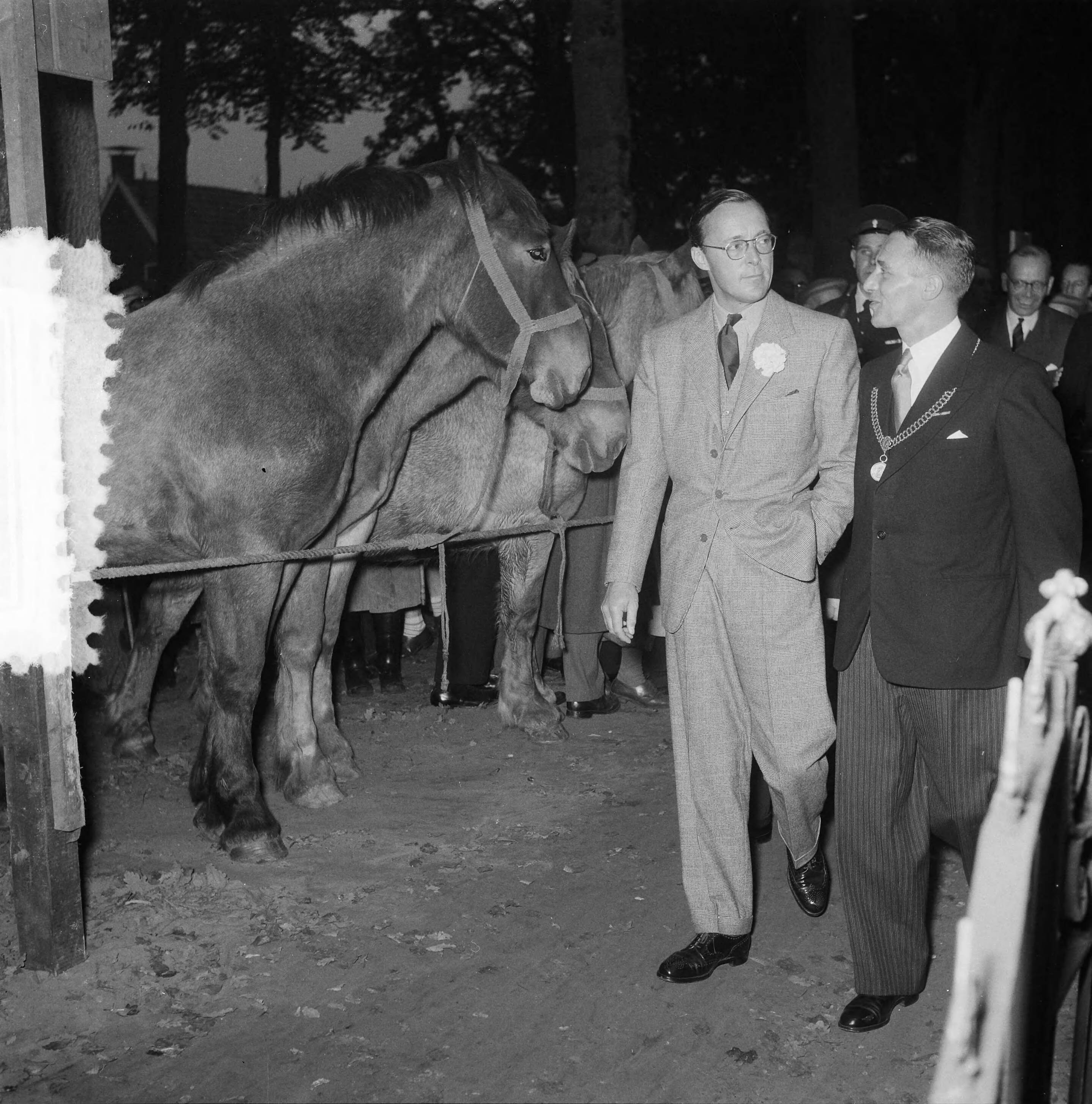 Fotocollectie Anefo — Prins Bernhard bezoekt paardenmarkt te Zuidlaren. Naast de prins burgemeester Jan Hielke Roukema — Foto: Noske, J.D. / Anefo. Licentie: Set B: Rechtenvrij / Publiek Domein. Bron: Nationaal Archief. http://hdl.handle.net/10648/a9163d8c-d0b4-102d-bcf8-003048976d84