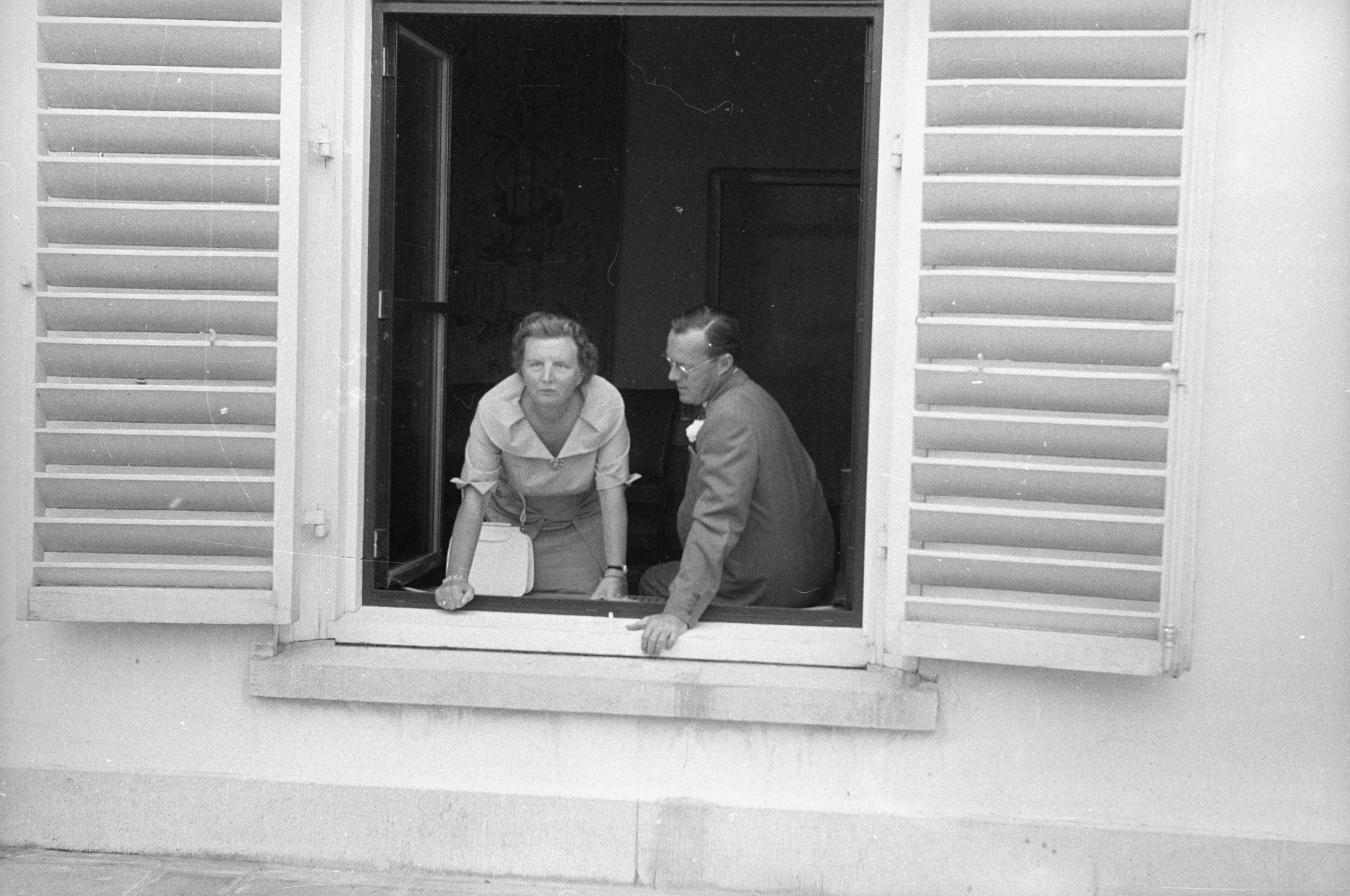 Fotocollectie RVD / Koninklijk Huis — Koningin Juliana en prins Bernhard in open venster van paleis Soestdijk, 1957 — Foto: Meijboom, Marius / RVD. Licentie: Set B: Rechtenvrij / Publiek Domein. Bron: Nationaal Archief. http://hdl.handle.net/10648/afb5178a-d0b4-102d-bcf8-003048976d84