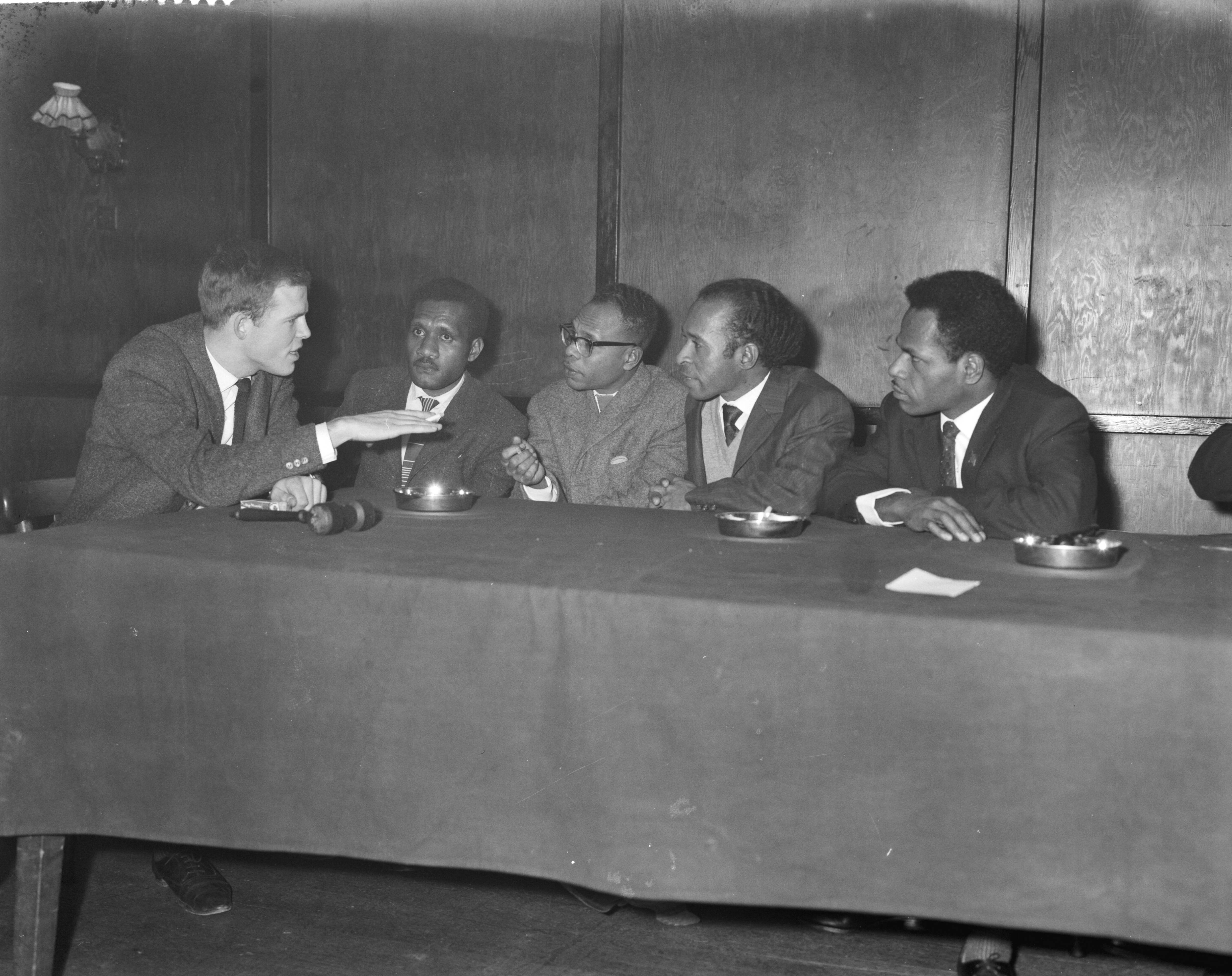 Fotocollectie Anefo — Forum van Papoea's gevormd op verzoek van de JOVD in Koog aan de Zaan met vlnr. D.W. Out (voorzitter JOVD), E. Semisu (bestuurslid Parna), A I. Indey (hoofd bestuurslid Parna), H. Wajoi (voorzitter Parna), M. Ouggé (bestuurslid Parna) en J. de Witt (bestuurslid Parna) — Foto: Rossem, Wim van / Anefo. Licentie: Set B: Rechtenvrij / Publiek Domein. Bron: Nationaal Archief. http://hdl.handle.net/10648/a9f84b6e-d0b4-102d-bcf8-003048976d84