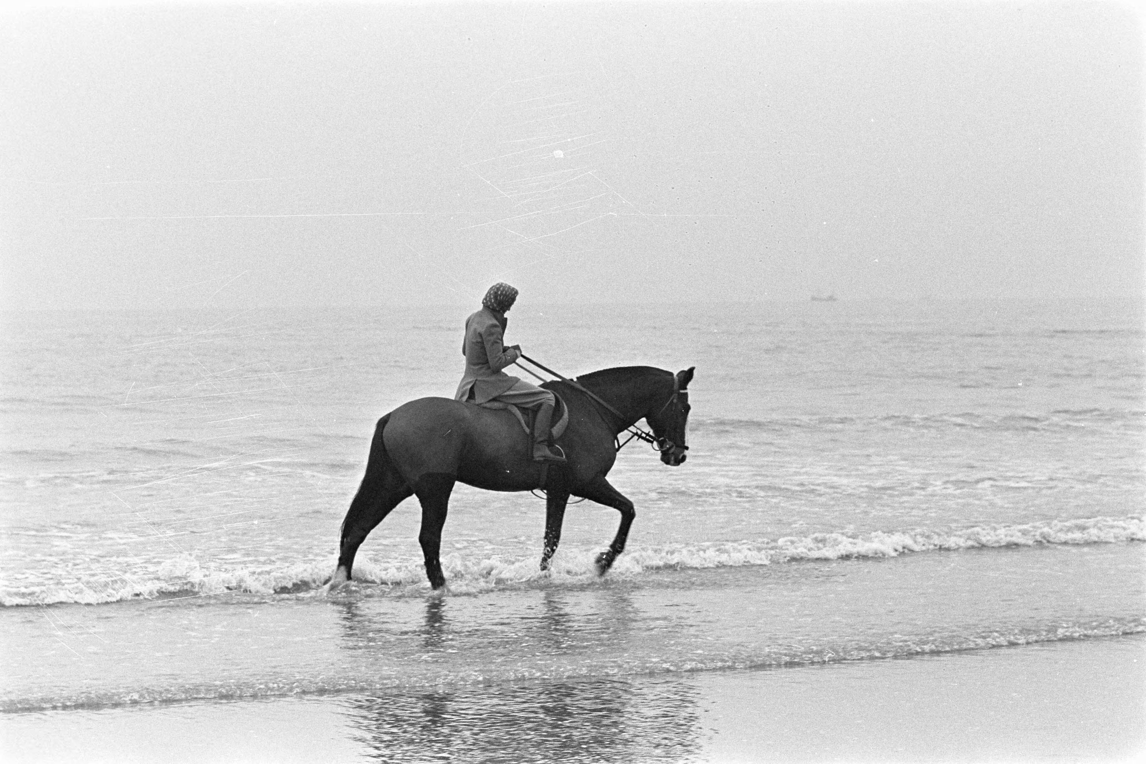 Fotocollectie Anefo — Najaarsrijtoer langs Scheveningse strand — Foto: Pot, Harry / Anefo. Licentie: Set B: Rechtenvrij / Publiek Domein. Bron: Nationaal Archief. http://hdl.handle.net/10648/a9a3041a-d0b4-102d-bcf8-003048976d84