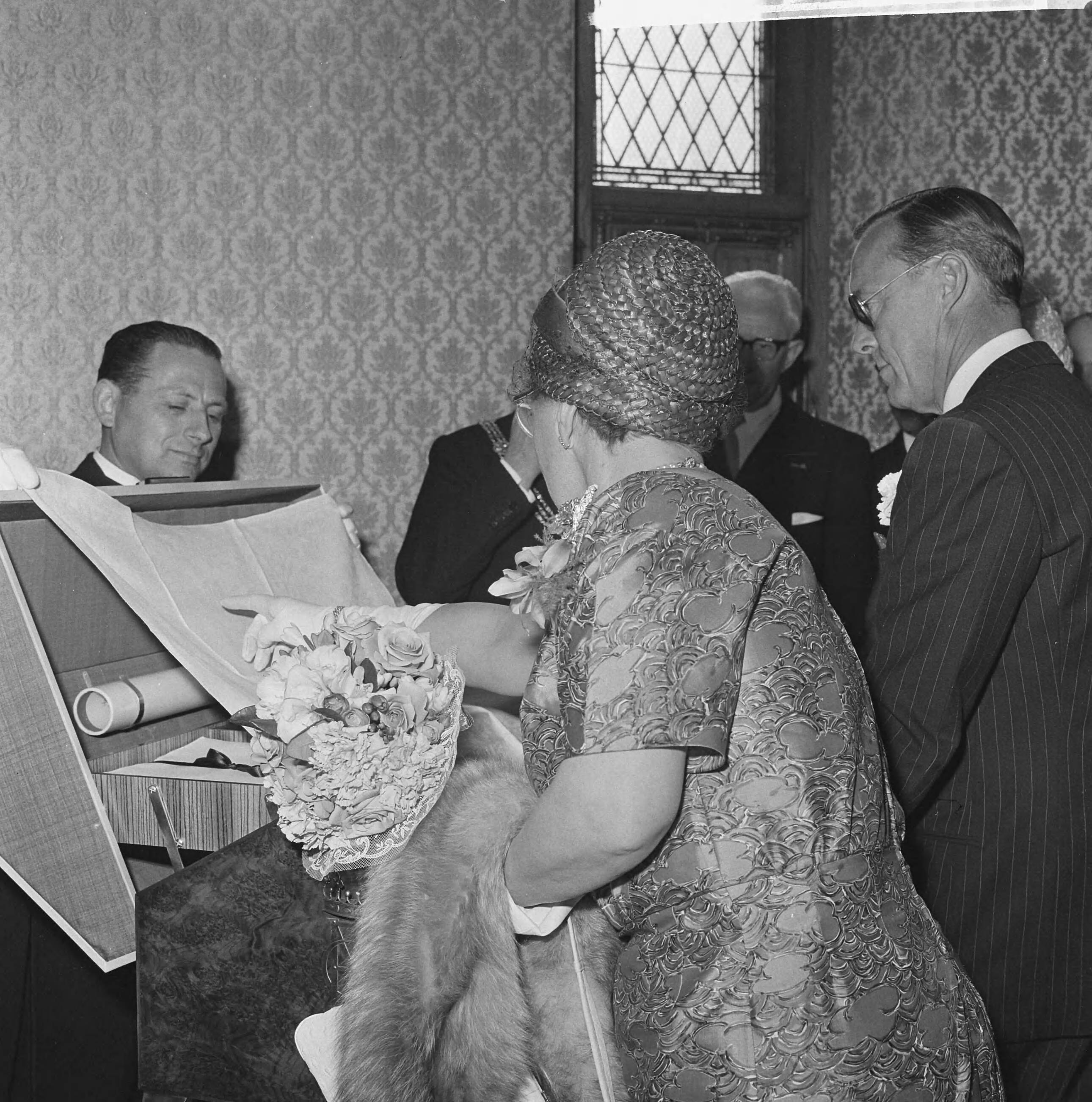 Koninklijk bezoek aan Zuid-Holland (1962) — Koninklijk bezoek aan Den Haag — Foto: Koch, Eric / Anefo. Licentie: Set B: Rechtenvrij / Publiek Domein. Bron: Nationaal Archief. http://hdl.handle.net/10648/aa07d4bc-d0b4-102d-bcf8-003048976d84