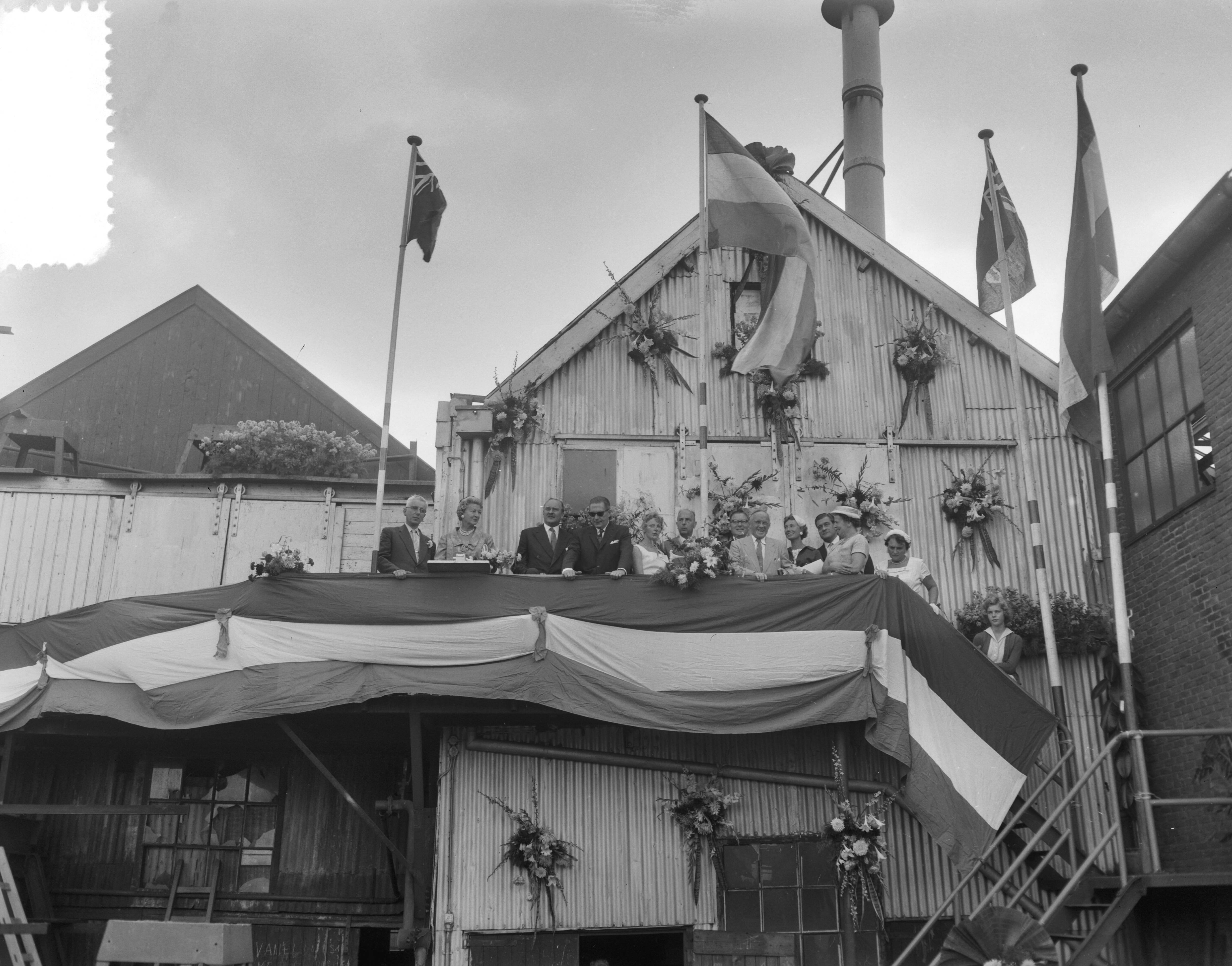 Tewaterlating van de "Castor Consol" bij de Zaanlandse scheepsbouwmaatschappij — Foto: Bilsen, Joop van / Anefo. — Licentie: Set B: Rechtenvrij / Publiek Domein. Bron: Nationaal Archief. http://hdl.handle.net/10648/a999a690-d0b4-102d-bcf8-003048976d84