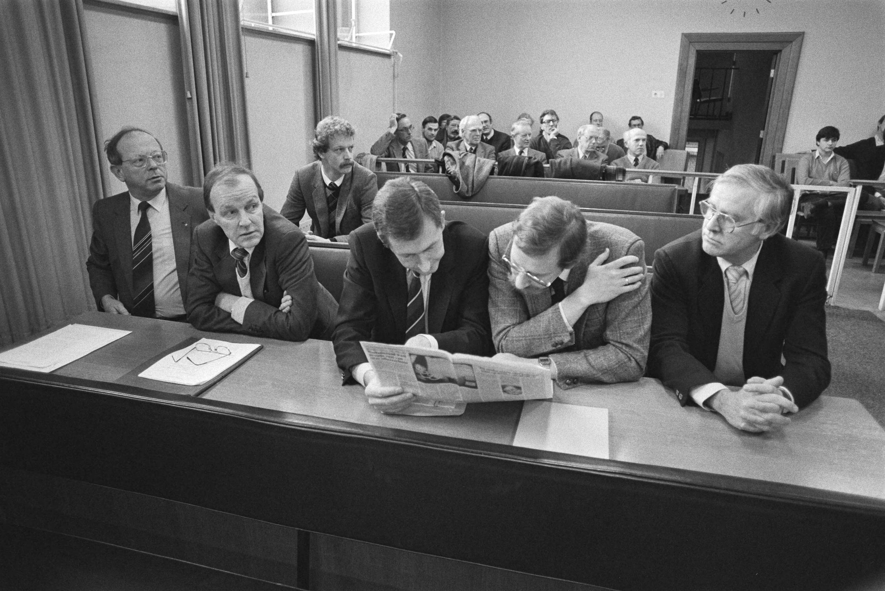 Fotocollectie Anefo — Utrecht, kort geding subfaculteit tandheelkunde tegen minister Deetman ; drs. De Winter , prof. dr. Tonino , drs. Slop , drs. Van Buuren — Foto: Bogaerts, Rob / Anefo. Licentie: Set B: Rechtenvrij / Publiek Domein. Bron: Nationaal Archief. http://hdl.handle.net/10648/ad33e09a-d0b4-102d-bcf8-003048976d84