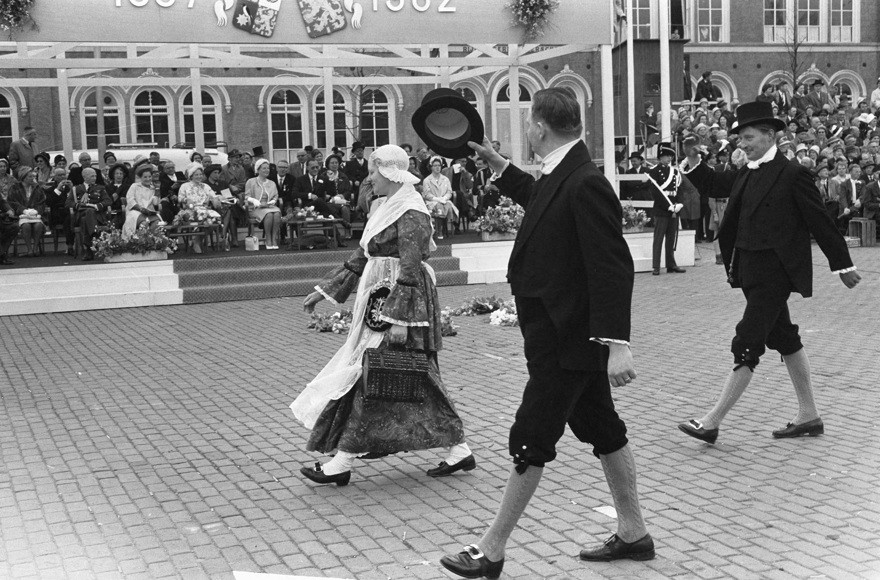 Koninklijk bezoek aan Groningen en Friesland (1962) — Koninklijk bezoek aan Leeuwarden — Foto: Pot, Harry / Anefo. Licentie: Set B: Rechtenvrij / Publiek Domein. Bron: Nationaal Archief. http://hdl.handle.net/10648/aa06de7c-d0b4-102d-bcf8-003048976d84