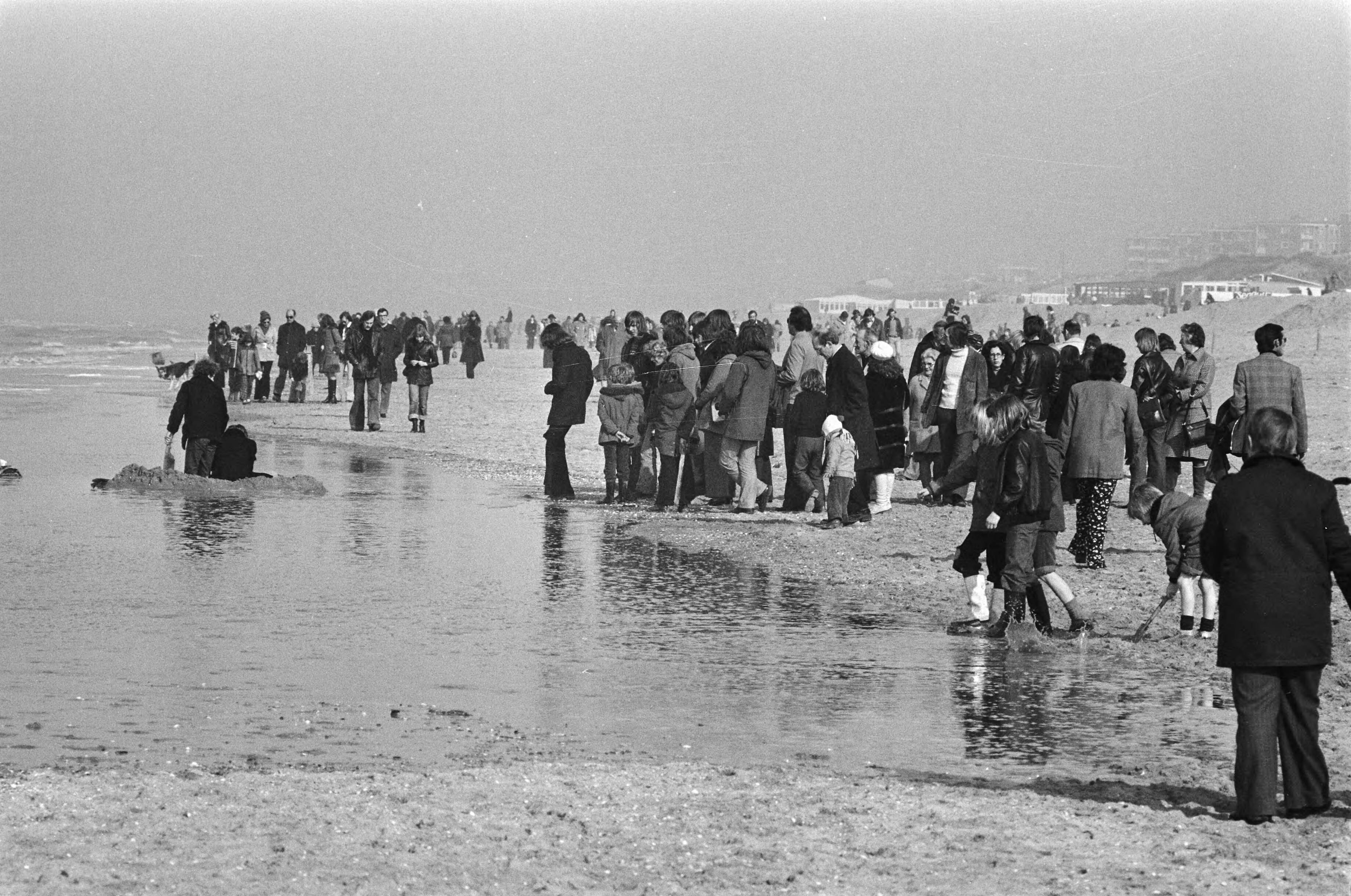 Fotocollectie Anefo — Mooi weer in Zandvoort; overzicht op het strand — Foto: Peters, Hans / Anefo. Licentie: Set B: Rechtenvrij / Publiek Domein. Bron: Nationaal Archief. http://hdl.handle.net/10648/ac6243e6-d0b4-102d-bcf8-003048976d84