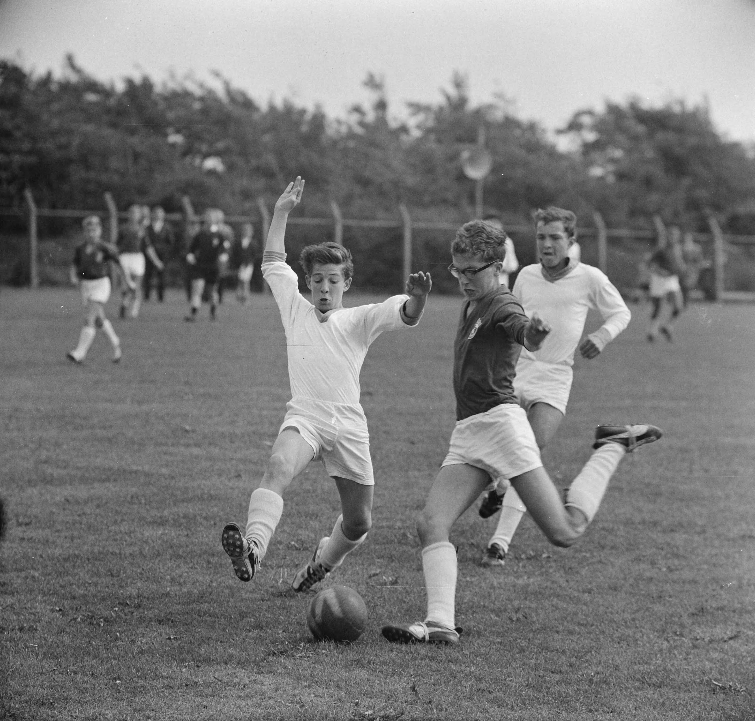 Fotocollectie Anefo — Straatvoetbalkampioenschappen te Haarlem. Spelmoment — Foto: Nijs, Jac. de / Anefo. Licentie: Set B: Rechtenvrij / Publiek Domein. Bron: Nationaal Archief. http://hdl.handle.net/10648/aa138aaa-d0b4-102d-bcf8-003048976d84