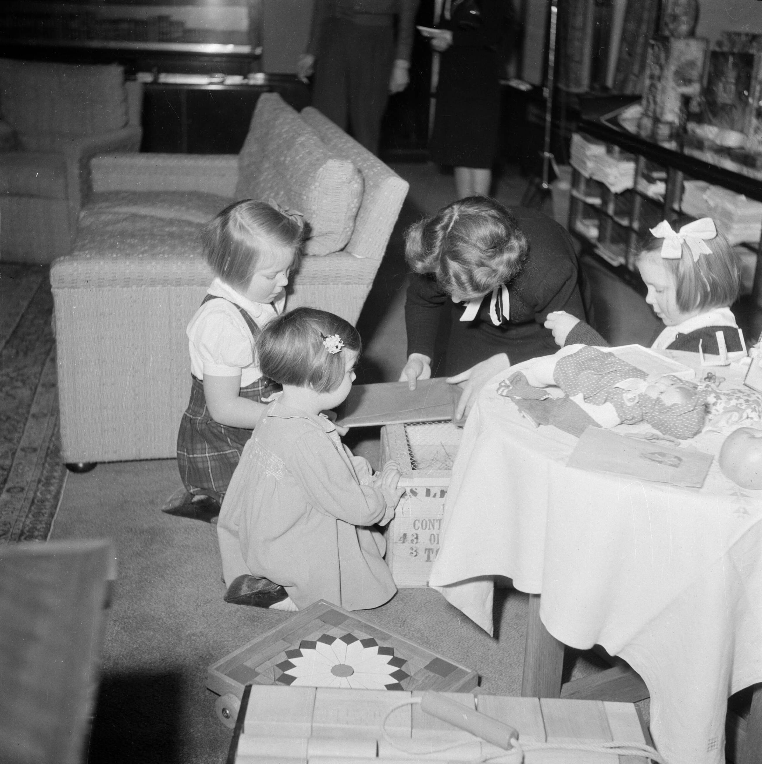 De koninklijke familie op paleis Soestdijk — Verjaardag prinses Margriet. De prinsessen Beatrix, Irene en Margriet bekijken de cadeaux — Foto: Poll, Willem van de. Licentie: Set B: Rechtenvrij / Publiek Domein. Bron: Nationaal Archief. http://hdl.handle.net/10648/aee9a8ac-d0b4-102d-bcf8-003048976d84