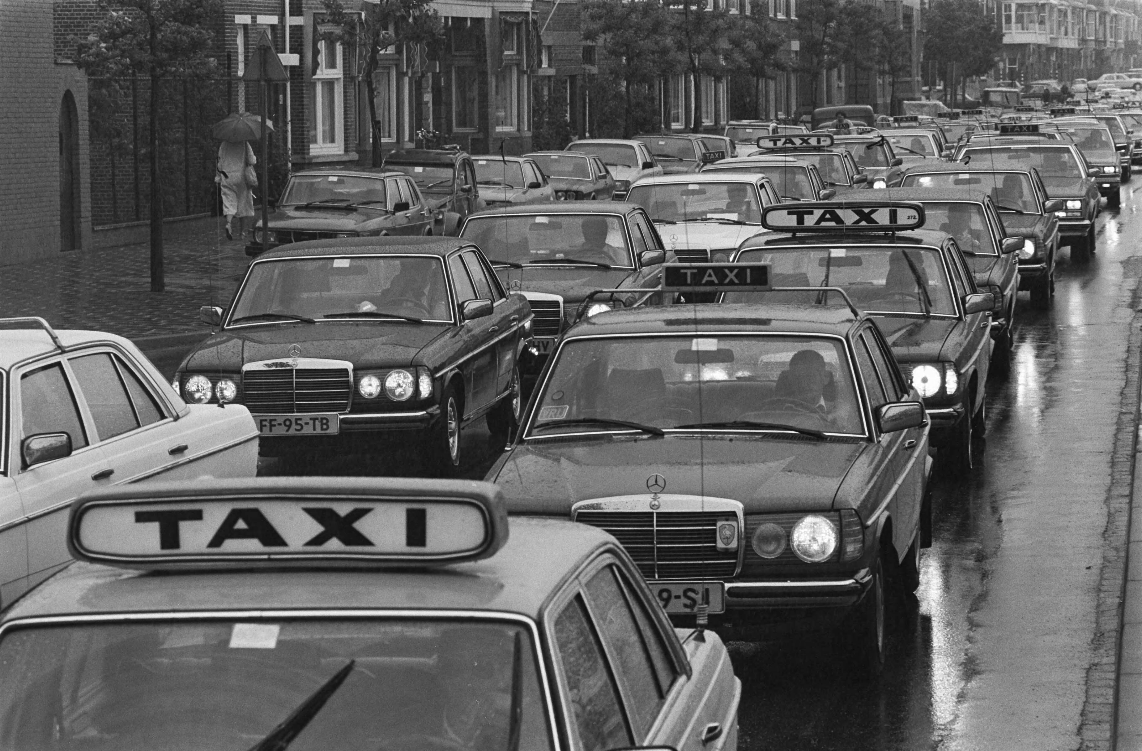 Fotocollectie Anefo — Taxichauffeurs in Den Haag houden demonstratieve tocht i.v.m. moord op collega Siebelink — Foto: Dijk, Hans van / Anefo. Licentie: Set B: Rechtenvrij / Publiek Domein. Bron: Nationaal Archief. http://hdl.handle.net/10648/ad19988e-d0b4-102d-bcf8-003048976d84