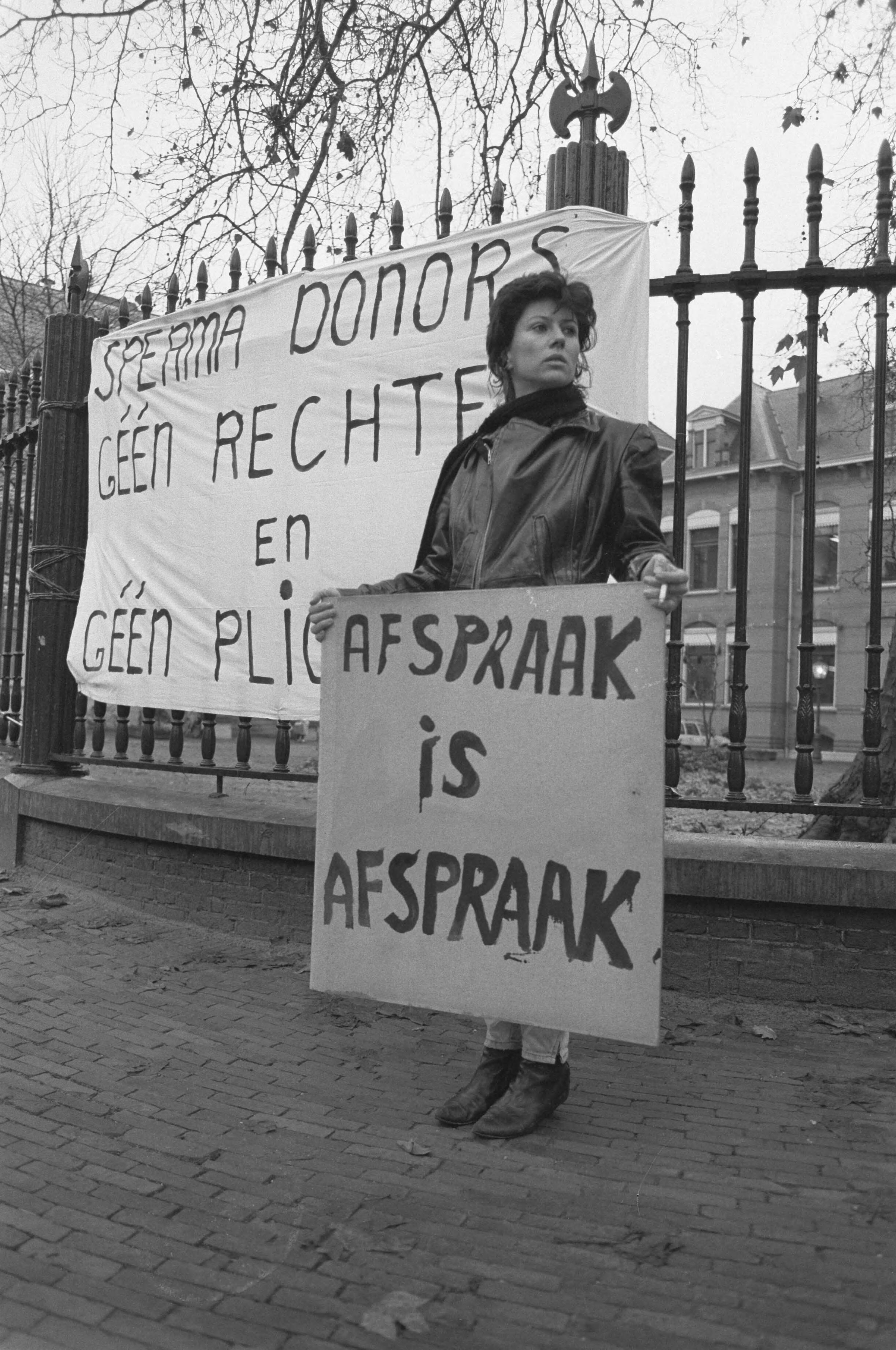 Fotocollectie Anefo — Utrecht, spermadonor wil omgangsrecht met kind; spandoek van tegenstanders en vrouw met bord als voorstanders — Foto: Bogaerts, Rob / Anefo. Licentie: Set B: Rechtenvrij / Publiek Domein. Bron: Nationaal Archief. http://hdl.handle.net/10648/ad6f120a-d0b4-102d-bcf8-003048976d84