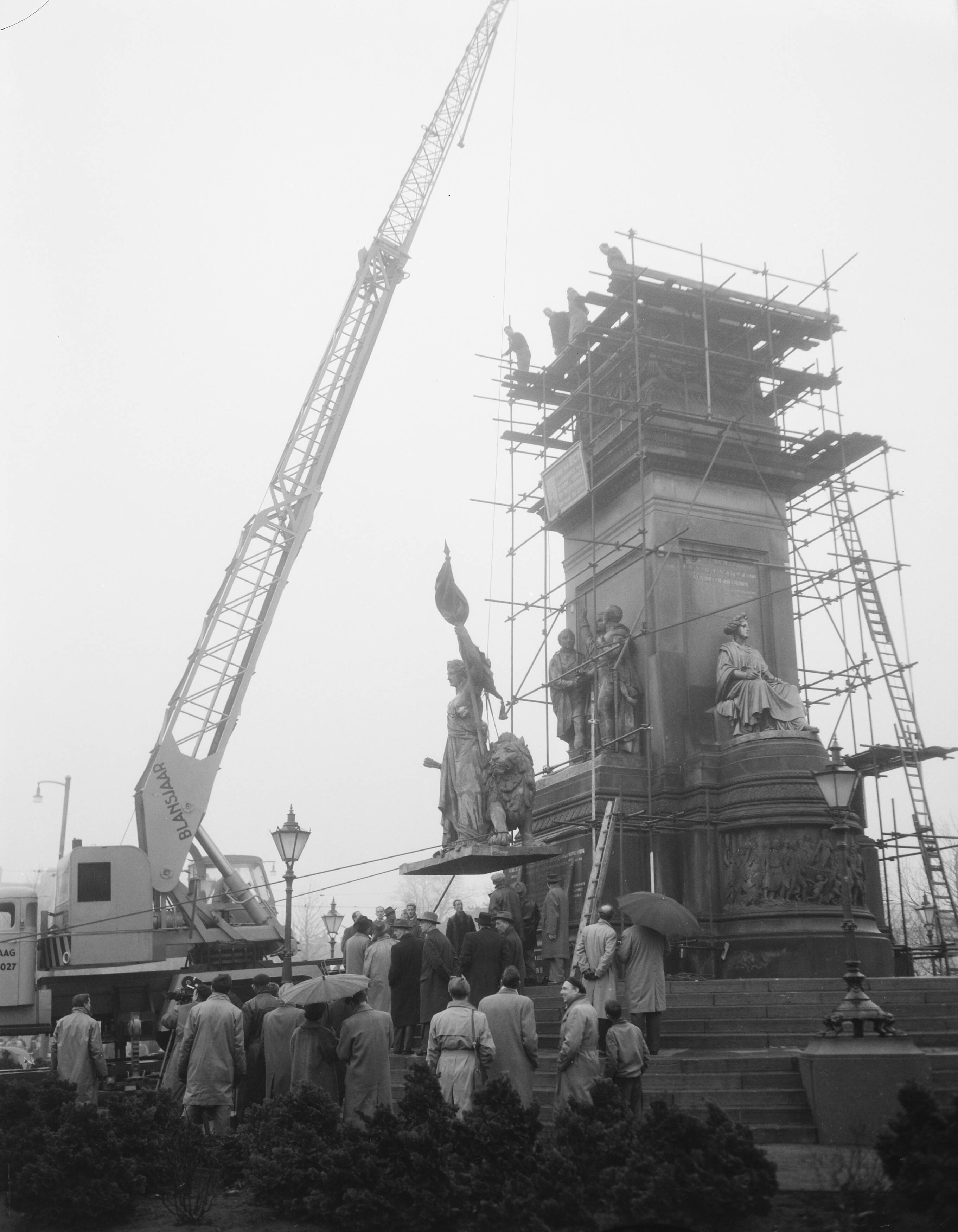 Fotocollectie Anefo — Herplaatsen van de Nederlandse Maagd op Plein 1813 te Den Haag — Foto: Pot, Harry / Anefo. Licentie: Set B: Rechtenvrij / Publiek Domein. Bron: Nationaal Archief. http://hdl.handle.net/10648/a96ed8b6-d0b4-102d-bcf8-003048976d84