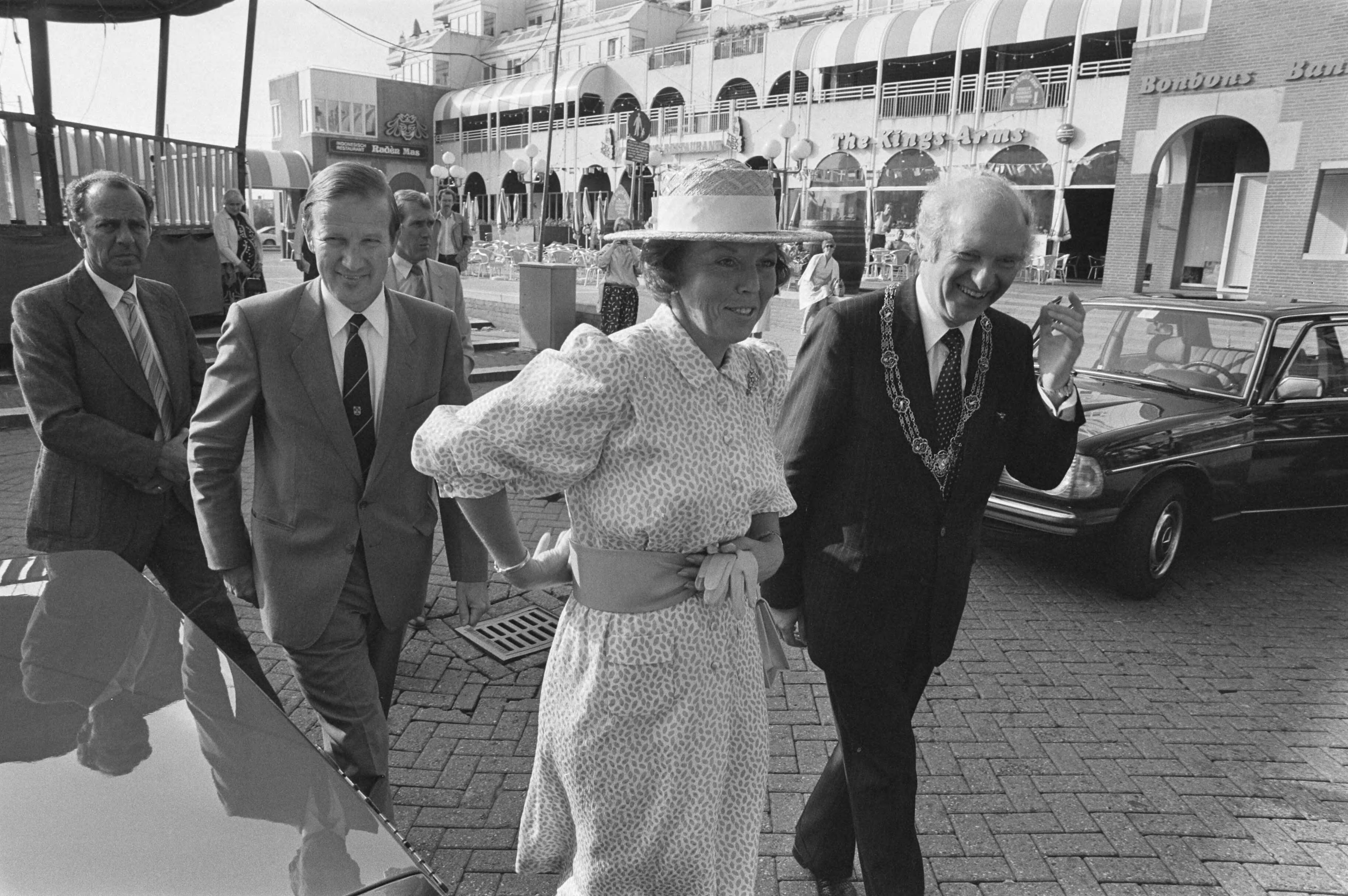 Fotocollectie Anefo — Beatrix heeft openingszitting bijgewoond van de Conferentie van de Wereldgezondheidsorganisatie in Scheveningen — Foto: Bogaerts, Rob / Anefo. Licentie: Set B: Rechtenvrij / Publiek Domein. Bron: Nationaal Archief. http://hdl.handle.net/10648/ad3c3e34-d0b4-102d-bcf8-003048976d84