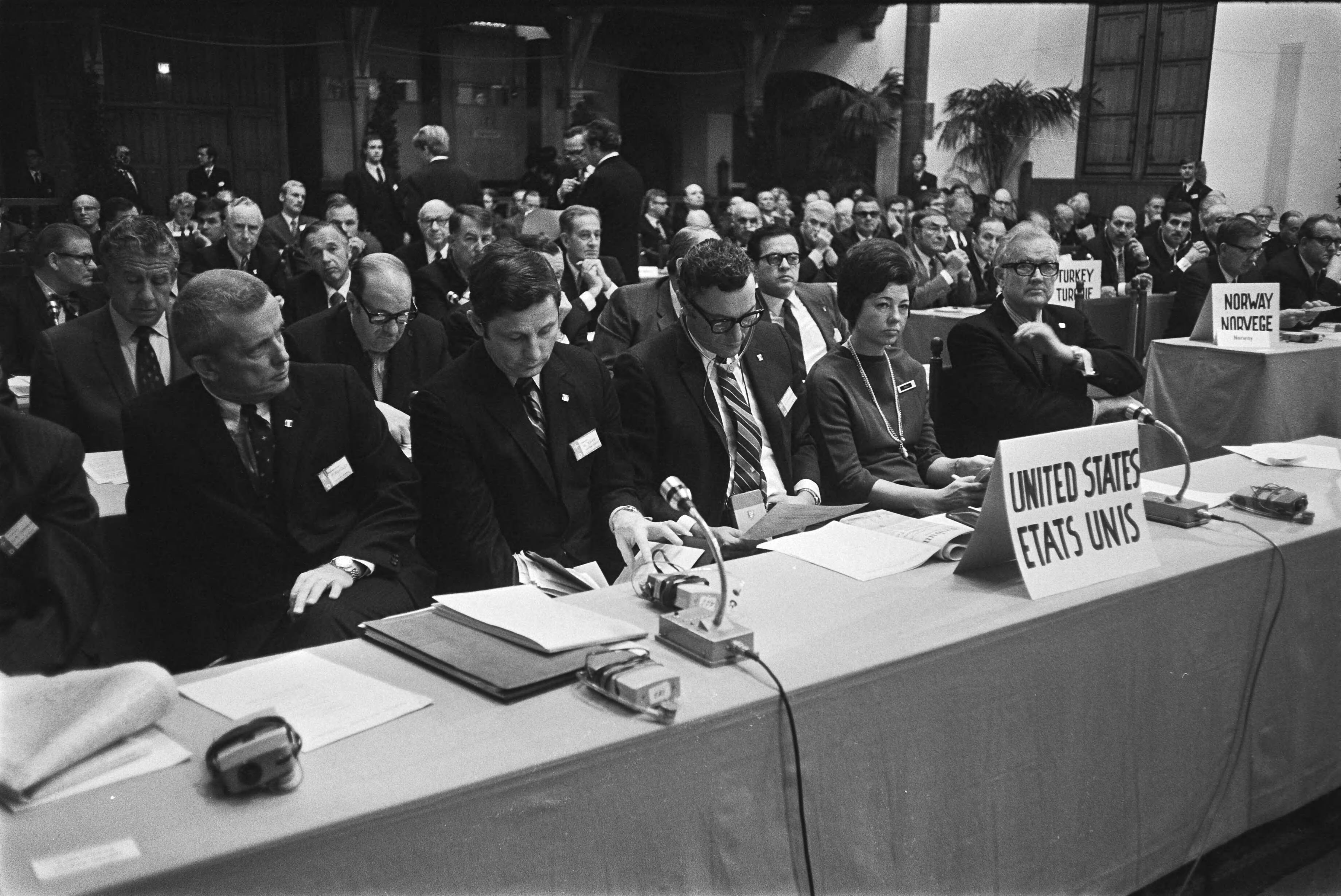 Fotocollectie Anefo — NATO Parlement bijeen in Ridderzaal, Den Haag ; nr. 11: Duitse delegatie, nr. 12, 13: USA-delegatie — Foto: Koch, Eric / Anefo. Licentie: Set B: Rechtenvrij / Publiek Domein. Bron: Nationaal Archief. http://hdl.handle.net/10648/aba96fe2-d0b4-102d-bcf8-003048976d84