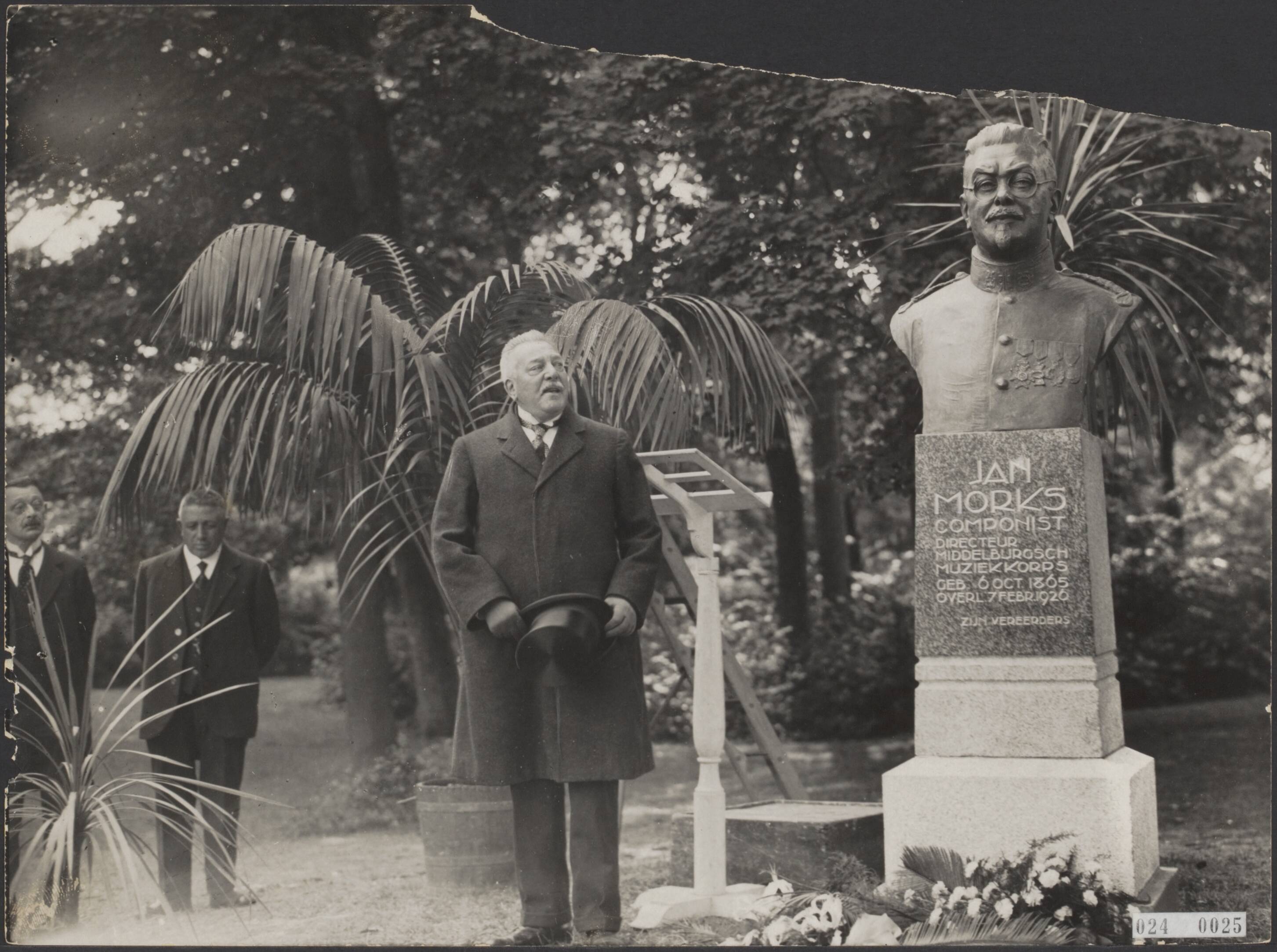 Fotocollectie Elsevier Binnenland — Gedenkteken van Jan Morks, componist en directeur van het Middelburgs Muziekcorps (1865-1920), gemaakt door beeldhouwer August Falise onthuld. A.J. Morks, de broer van Jan Morks spreekt een dankrede — Foto: R.K. Fotopersbureau "Het Zuiden" / Rechtenvrij. Licentie: Set B: Rechtenvrij / Publiek Domein. Bron: Nationaal Archief. http://hdl.handle.net/10648/add6d552-d0b4-102d-bcf8-003048976d84