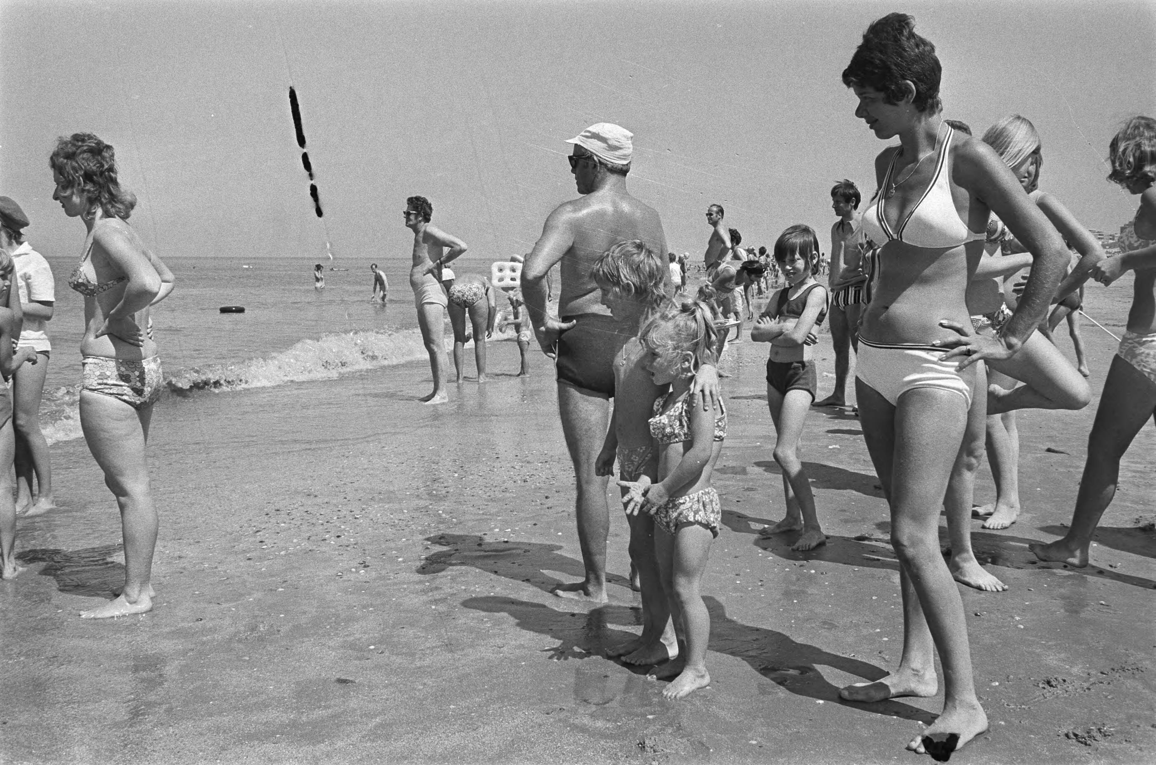 Fotocollectie Anefo — Drukte op strand, Zandvoort — Foto: Peters, Hans / Anefo. Licentie: Set B: Rechtenvrij / Publiek Domein. Bron: Nationaal Archief. http://hdl.handle.net/10648/abc5d56a-d0b4-102d-bcf8-003048976d84