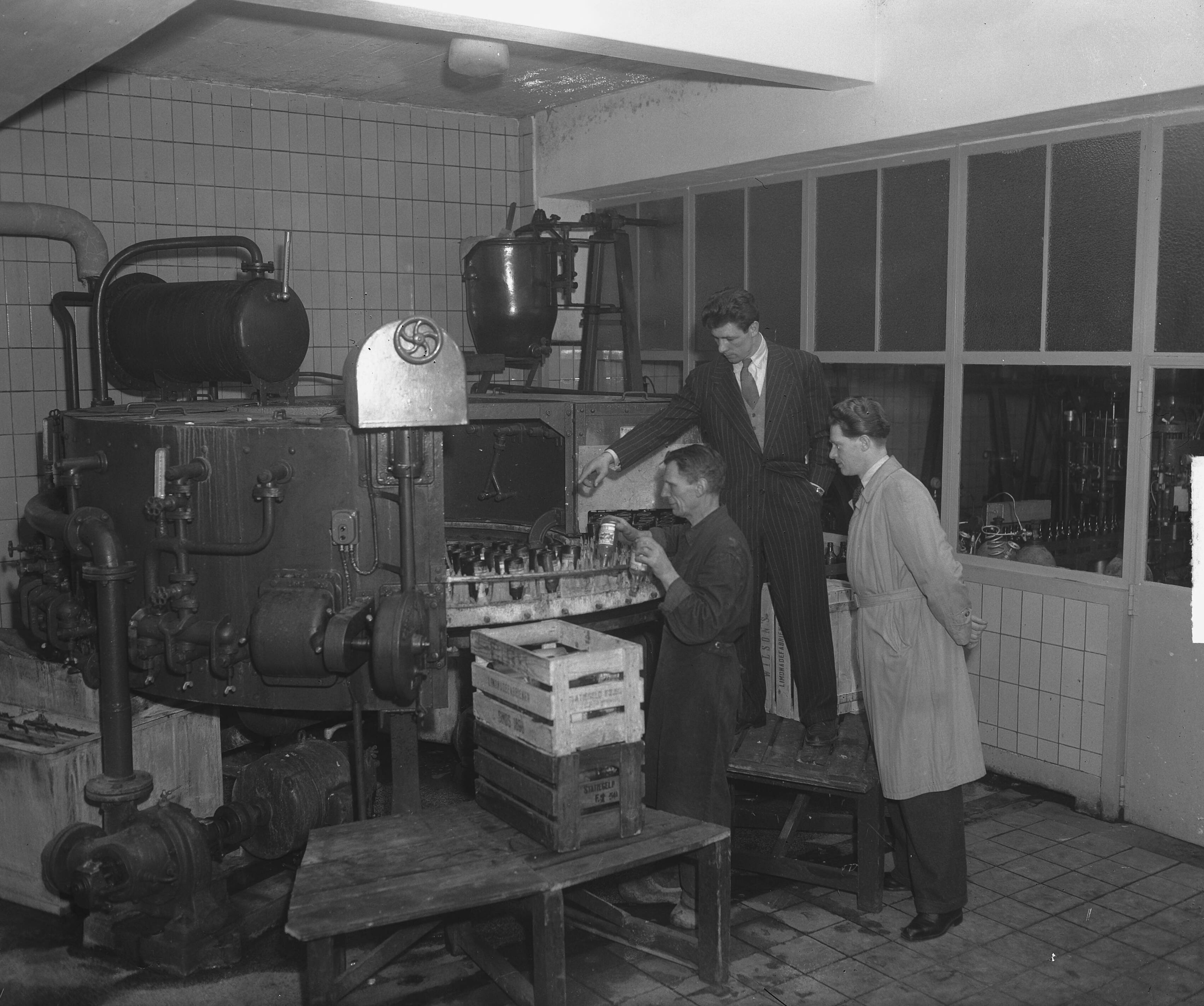 Fotocollectie Anefo — Luc van Dam (bokser) werkzaam in limonadefabriek — Foto: Averink, […] / Anefo. Licentie: Set B: Rechtenvrij / Publiek Domein. Bron: Nationaal Archief. http://hdl.handle.net/10648/a8c51cd6-d0b4-102d-bcf8-003048976d84