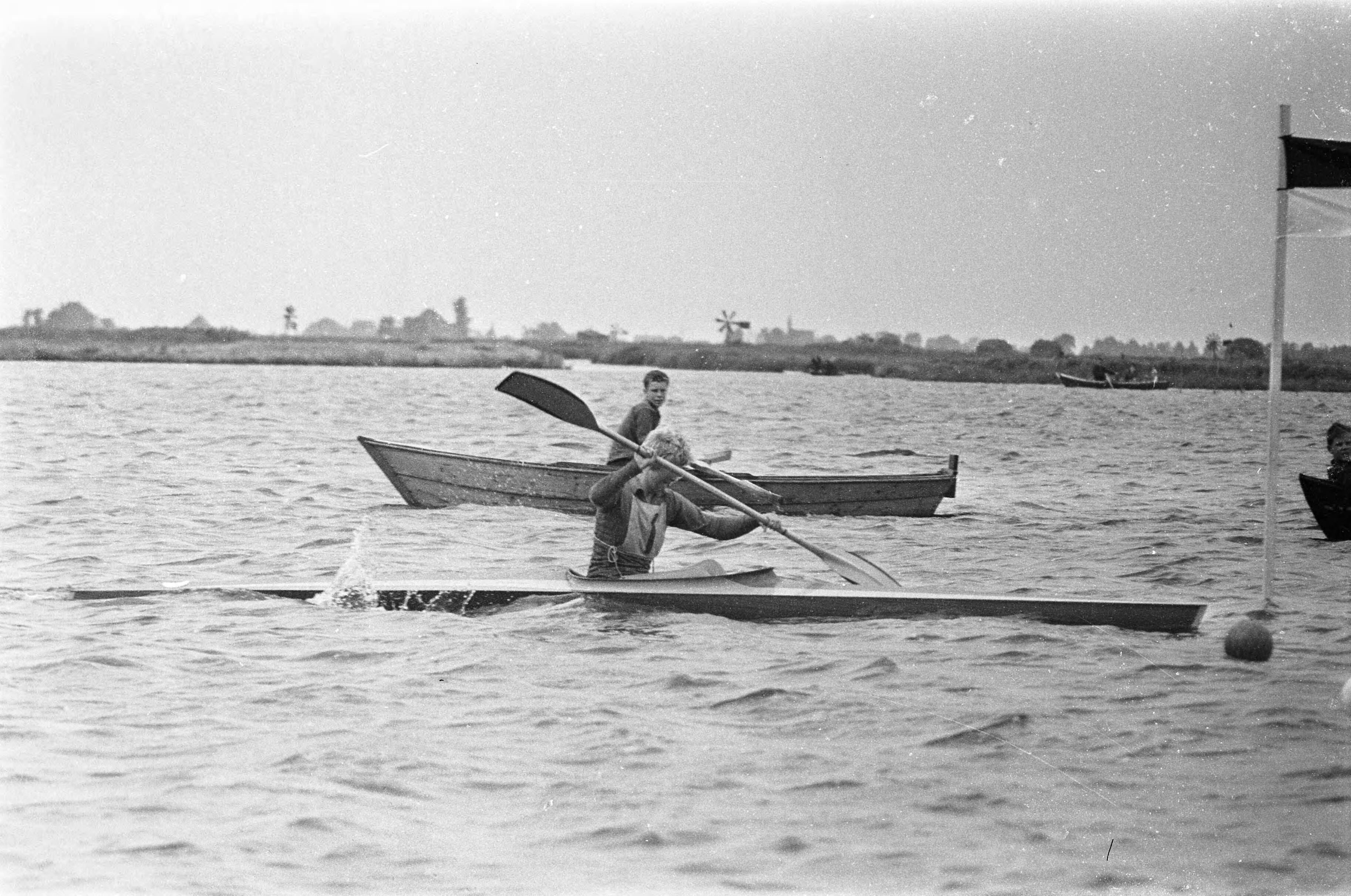 Fotocollectie Anefo — Kanowedstrijd in Wormer, K1 vrouwen — Foto: Gelderen, Hugo van / Anefo. Licentie: Set B: Rechtenvrij / Publiek Domein. Bron: Nationaal Archief. http://hdl.handle.net/10648/aa6fca5e-d0b4-102d-bcf8-003048976d84