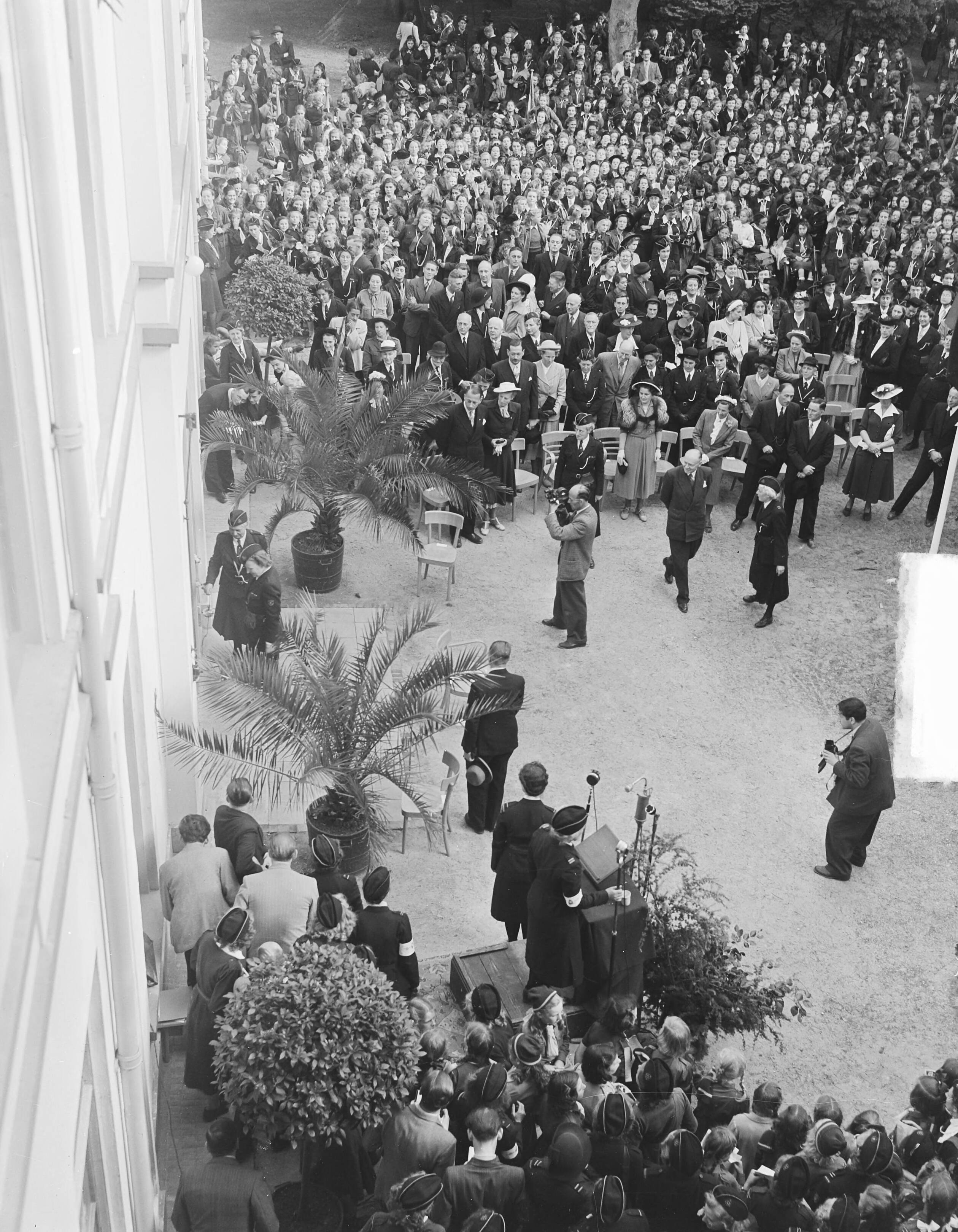 Fotocollectie Anefo — NPG Vakantiecentrum "Buitenzorg" te Baarn, overzicht tijdens doorknippen lint door koningin Juliana — Foto: Noske, J.D. / Anefo. Licentie: Set B: Rechtenvrij / Publiek Domein. Bron: Nationaal Archief. http://hdl.handle.net/10648/a8c9c74a-d0b4-102d-bcf8-003048976d84