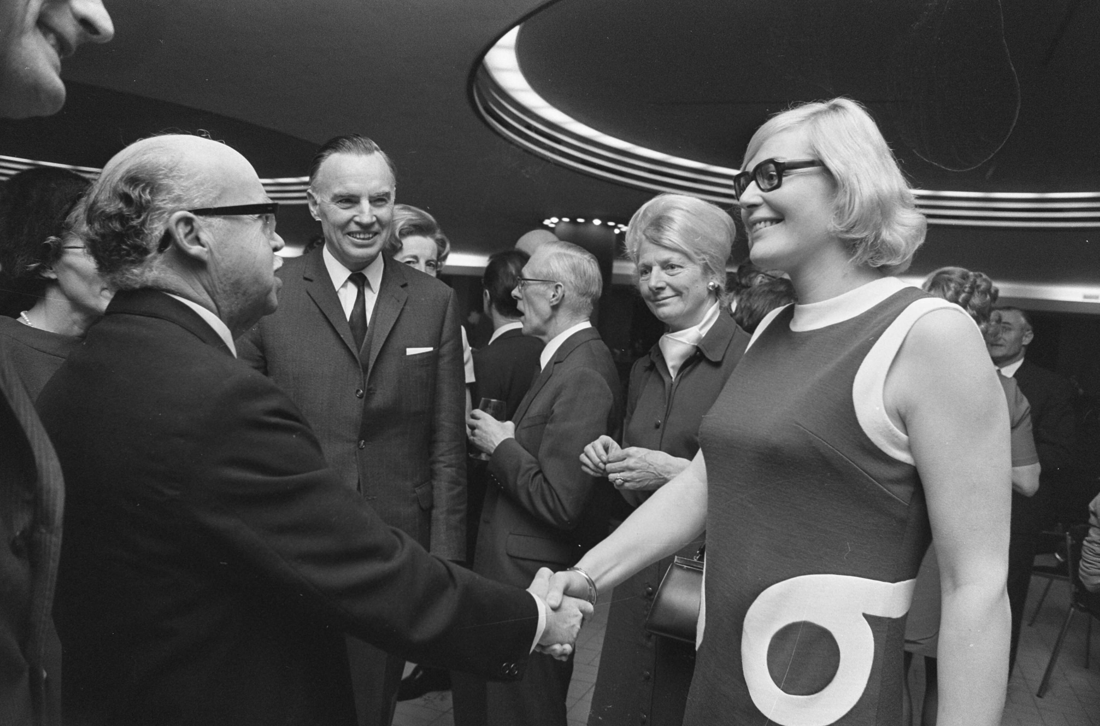 Fotocollectie Anefo — Nederlandse premiere van film over Olympische Spelen van Mexico in Den Haag . Opdracht Columbia. Ada Kok en mevrouw Fanny Blankers-Koen en Mexicaanse ambassadeur / — Foto: Verhoeff, Bert / Anefo. Licentie: Set B: Rechtenvrij / Publiek Domein. Bron: Nationaal Archief. http://hdl.handle.net/10648/ab8fefa4-d0b4-102d-bcf8-003048976d84