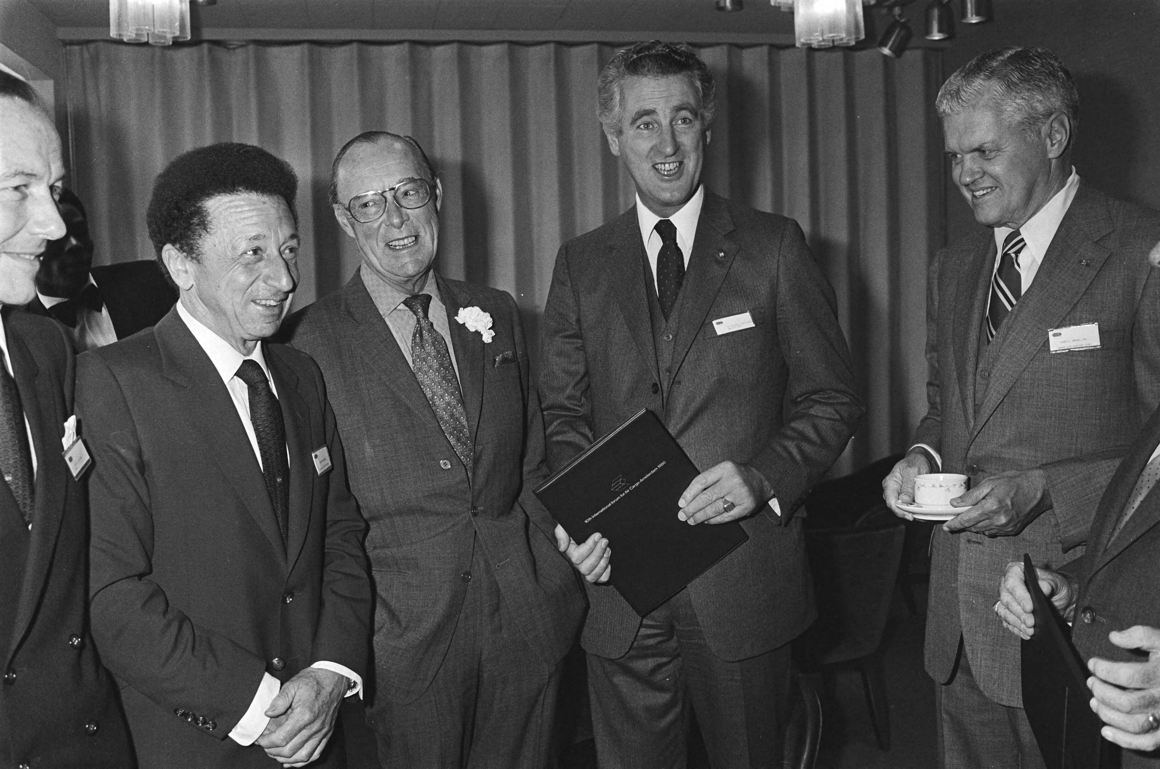 Prins Bernhard opende in Okura Hotel in Amsterdam het 10e Int. Luchtvracht Forum — V.l.n.r. drs S.Orlandini,pres.dir. van KLM, prins Bernhard, M.Schroder, dir van Martinair en J. Emery, president Emery Air Freight corp. — Foto: Pereira, Fernando / Anefo. Licentie: Set B: Rechtenvrij / Publiek Domein. Bron: Nationaal Archief. http://hdl.handle.net/10648/ace966f0-d0b4-102d-bcf8-003048976d84