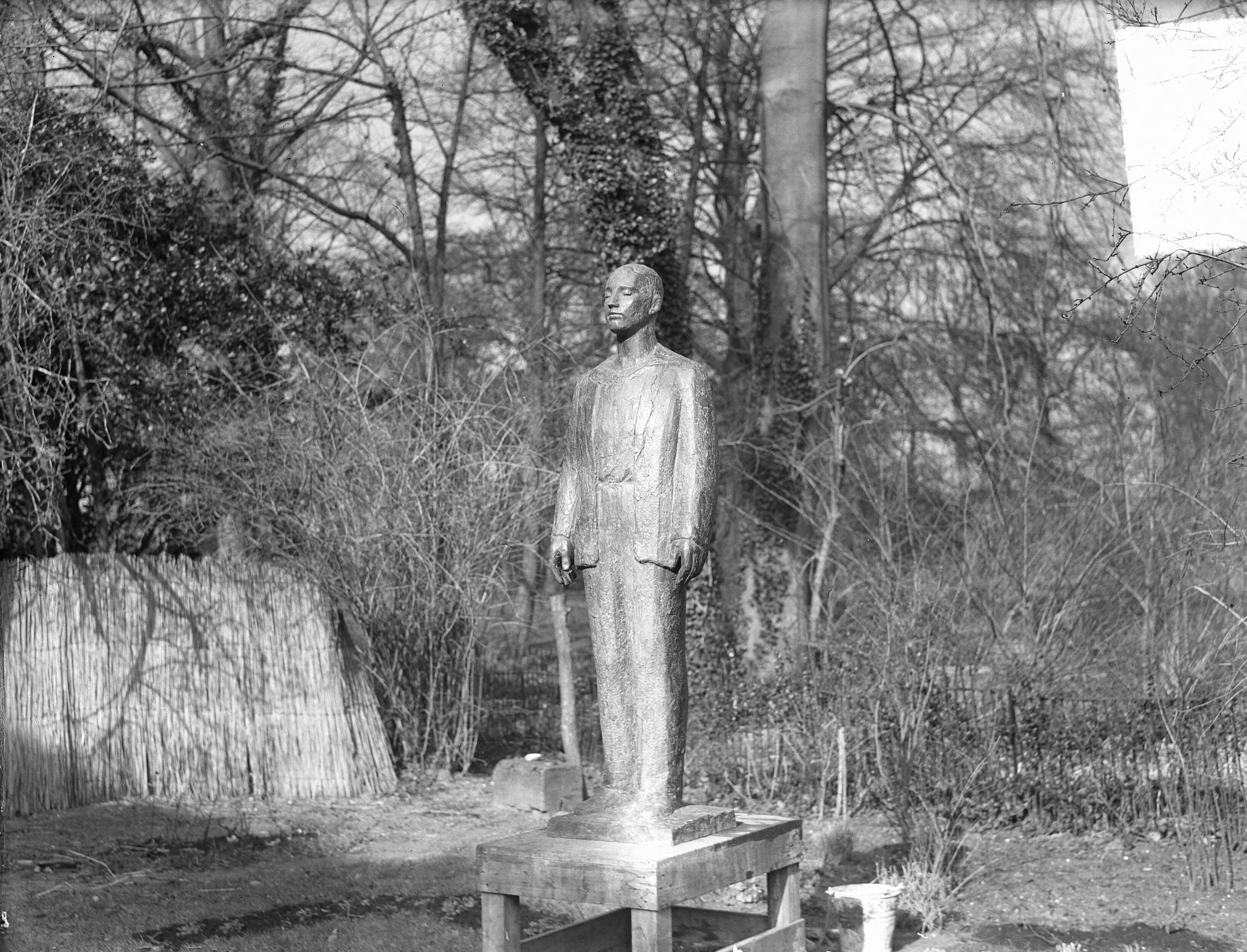 Fotocollectie Anefo — Monument voor de gefusilleerden, genaamd 'Man voor het Vuurpeloton' wordt te Haarlem onthuld — Foto: Winterbergen, Rolf / Anefo. Licentie: Set B: Rechtenvrij / Publiek Domein. Bron: Nationaal Archief. http://hdl.handle.net/10648/a8c43668-d0b4-102d-bcf8-003048976d84
