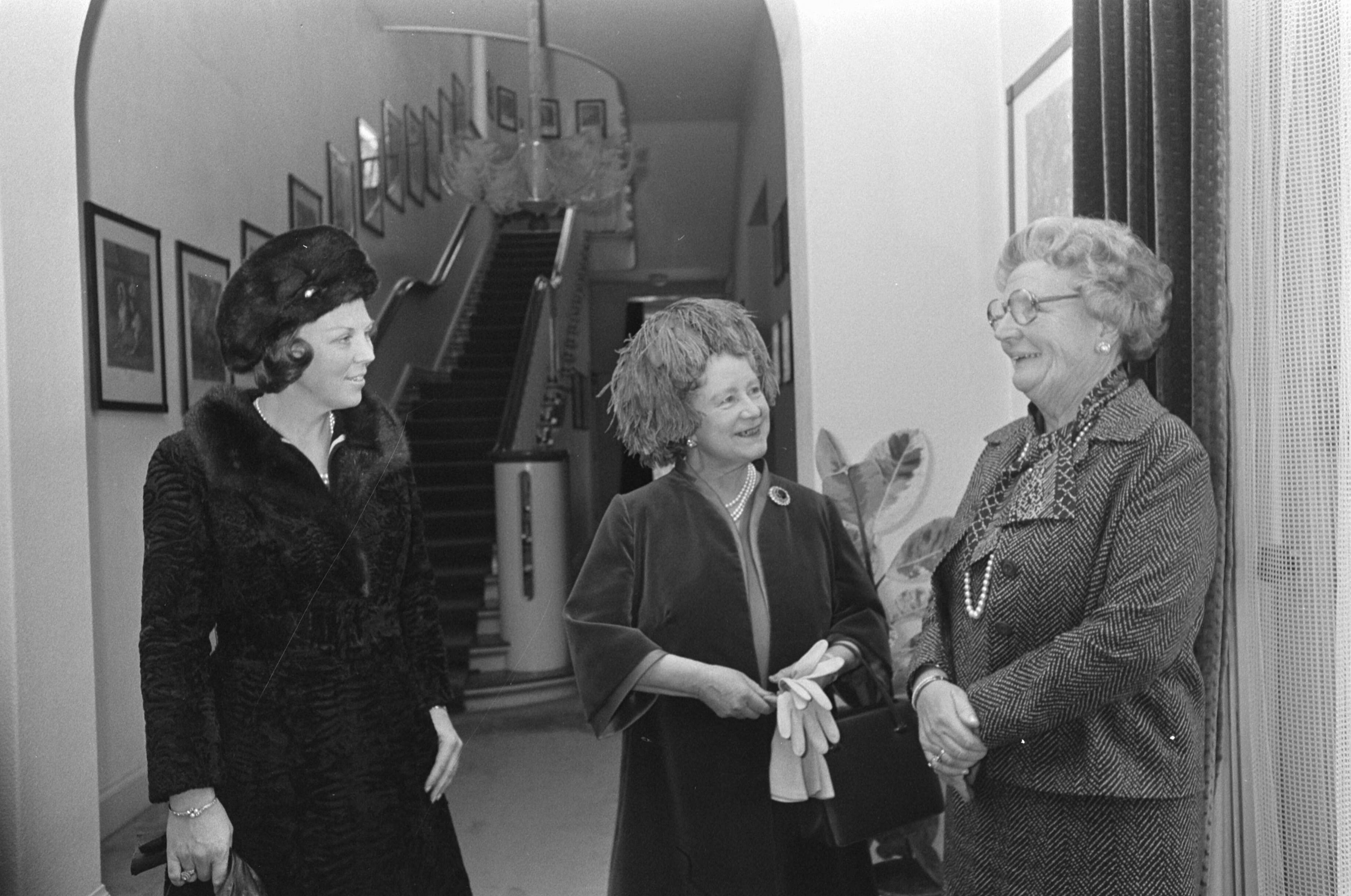Fotocollectie Anefo — Ontvangst Koningin Elisabeth (Koninginmoeder) en Prinses Beatrix door Koningin Juliana , Soestdijk; v.l.n.r. Beatrix, Elisabeth, Juliana — Foto: Verhoeff, Bert / Anefo. Licentie: Set B: Rechtenvrij / Publiek Domein. Bron: Nationaal Archief. http://hdl.handle.net/10648/ac76db9e-d0b4-102d-bcf8-003048976d84