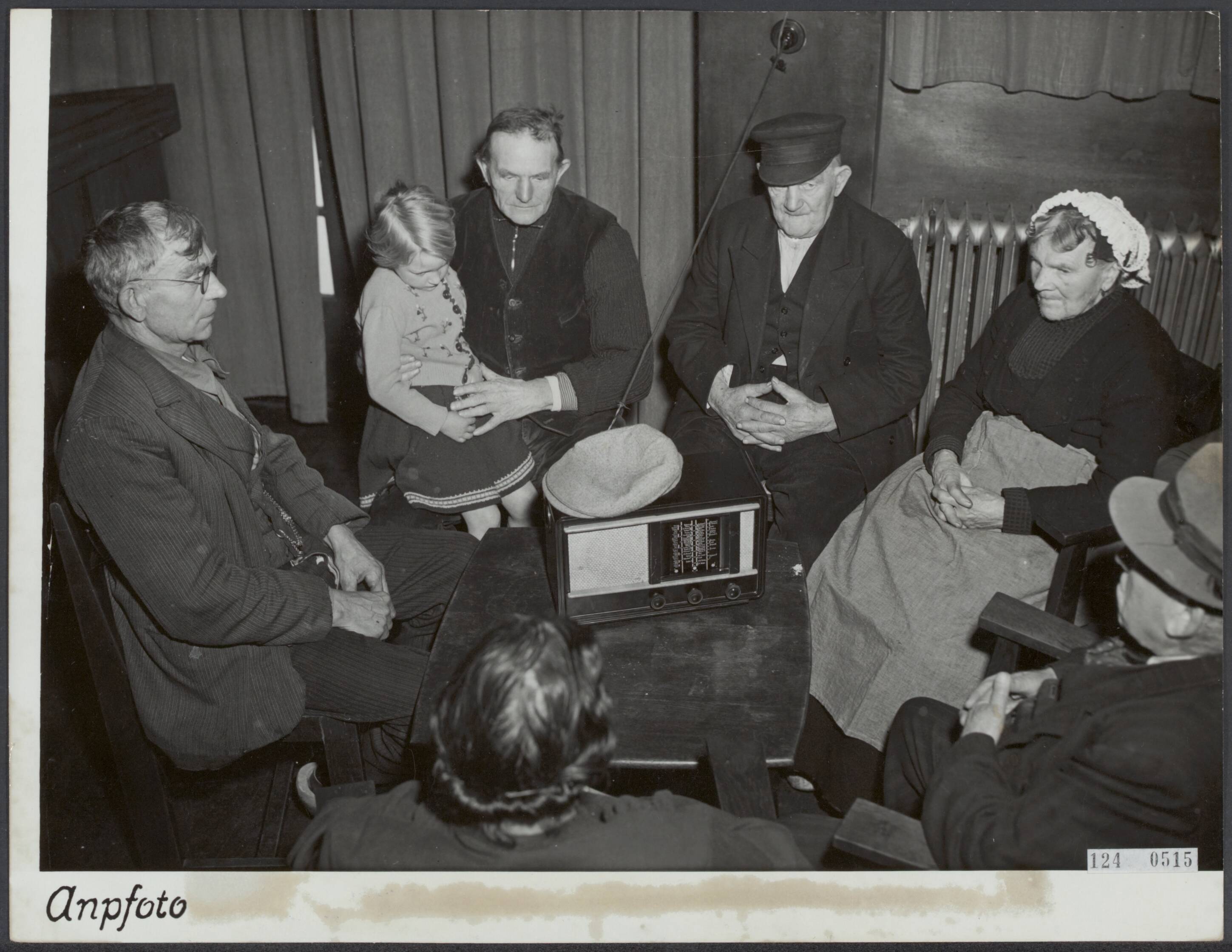 Overstromingen / Watersnoodramp 1953 / Herstel [RVD] — In het conferentieoord Woudschoten te Zeist, waar vele evacué's zijn ondergebracht, luistert de familie Krijger uit Brouwershaven naar de rede, welke koningin Juliana op de nationale rouwdag voor de Nederlandse radiozenders uitsprak — Foto: ANP / RVD of rechtenvrij. Licentie: Set B: Rechtenvrij / Publiek Domein. Bron: Nationaal Archief. http://hdl.handle.net/10648/af32599e-d0b4-102d-bcf8-003048976d84