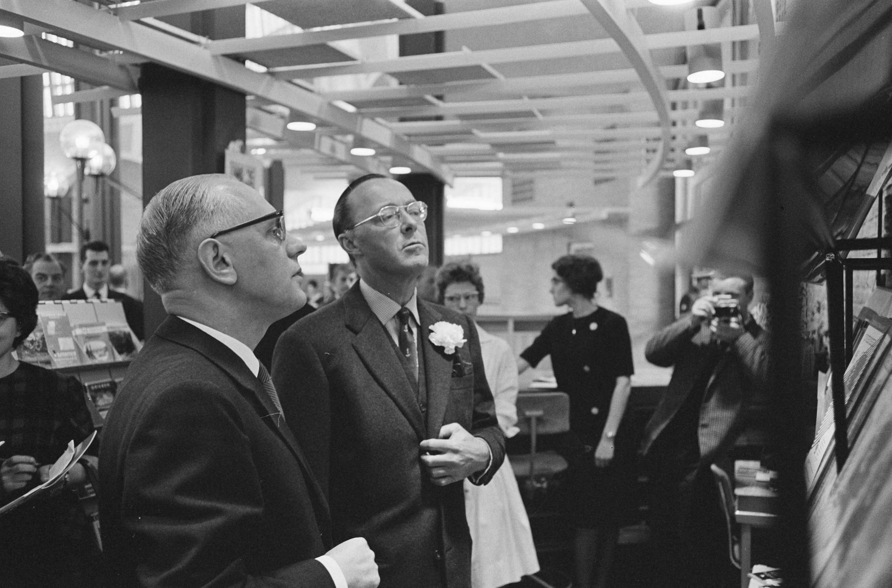 Fotocollectie Anefo — Prins Bernhard opende nieuw gebouw van de ANWB in Den Haag — Foto: Pot, Harry / Anefo. Licentie: Set B: Rechtenvrij / Publiek Domein. Bron: Nationaal Archief. http://hdl.handle.net/10648/aa088c68-d0b4-102d-bcf8-003048976d84