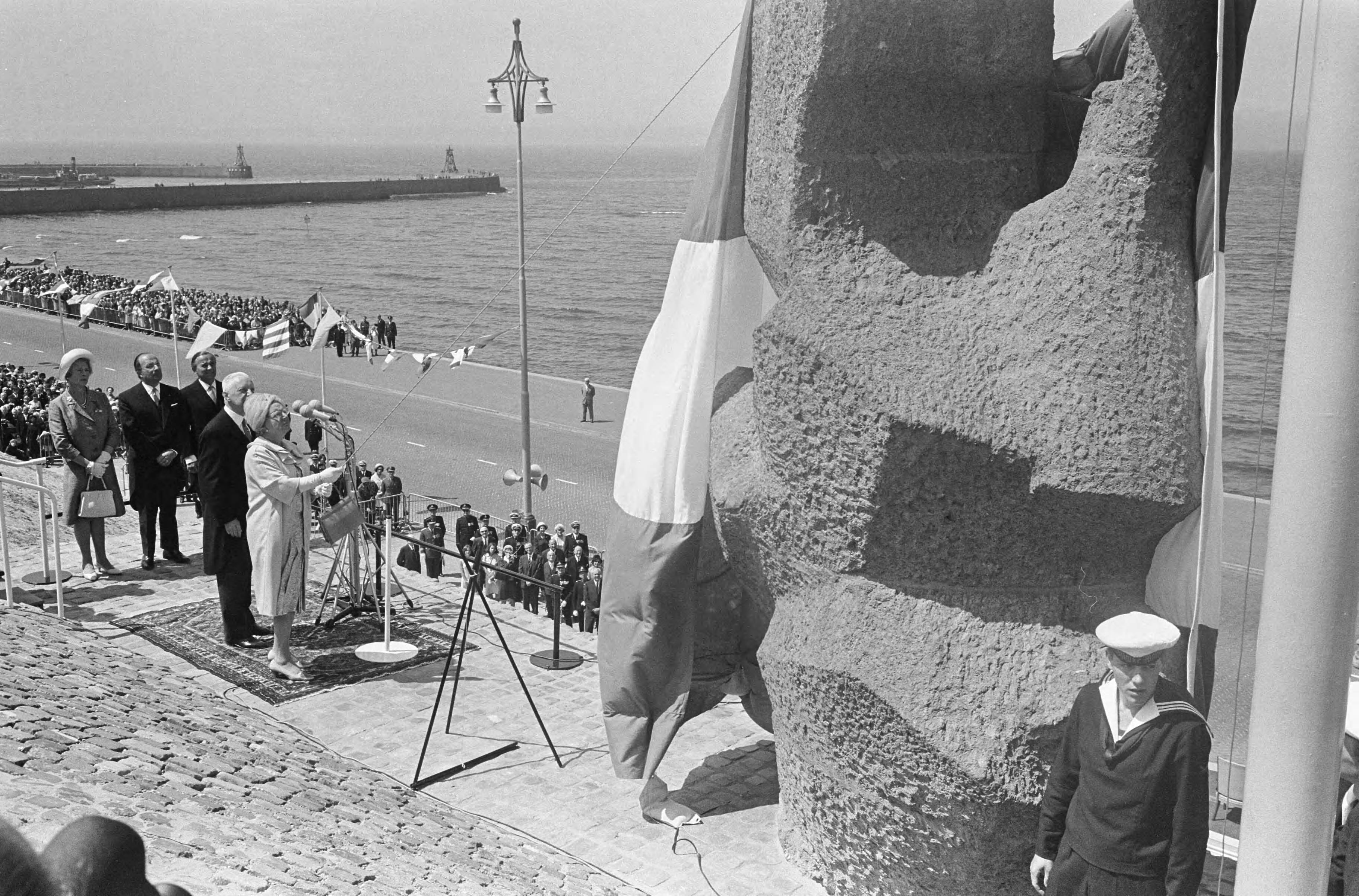 Koningin Juliana onthult het Marinemonument te Scheveningen — Koningin Juliana houdt een toespraak — Foto: Koch, Eric / Anefo. Licentie: Set B: Rechtenvrij / Publiek Domein. Bron: Nationaal Archief. http://hdl.handle.net/10648/aaee7642-d0b4-102d-bcf8-003048976d84
