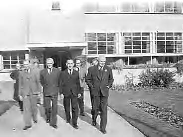 Fotocollectie Anefo — Delegatie van de BBC bezoekt Nederland. BBC-omroepers in Hilversum. Vlnr Frank Gillard, ?, John Snagge, ? — Foto: Raucamp, Koos / Anefo. Licentie: Set B: Rechtenvrij / Publiek Domein. Bron: Nationaal Archief. http://hdl.handle.net/10648/a89cdf0a-d0b4-102d-bcf8-003048976d84