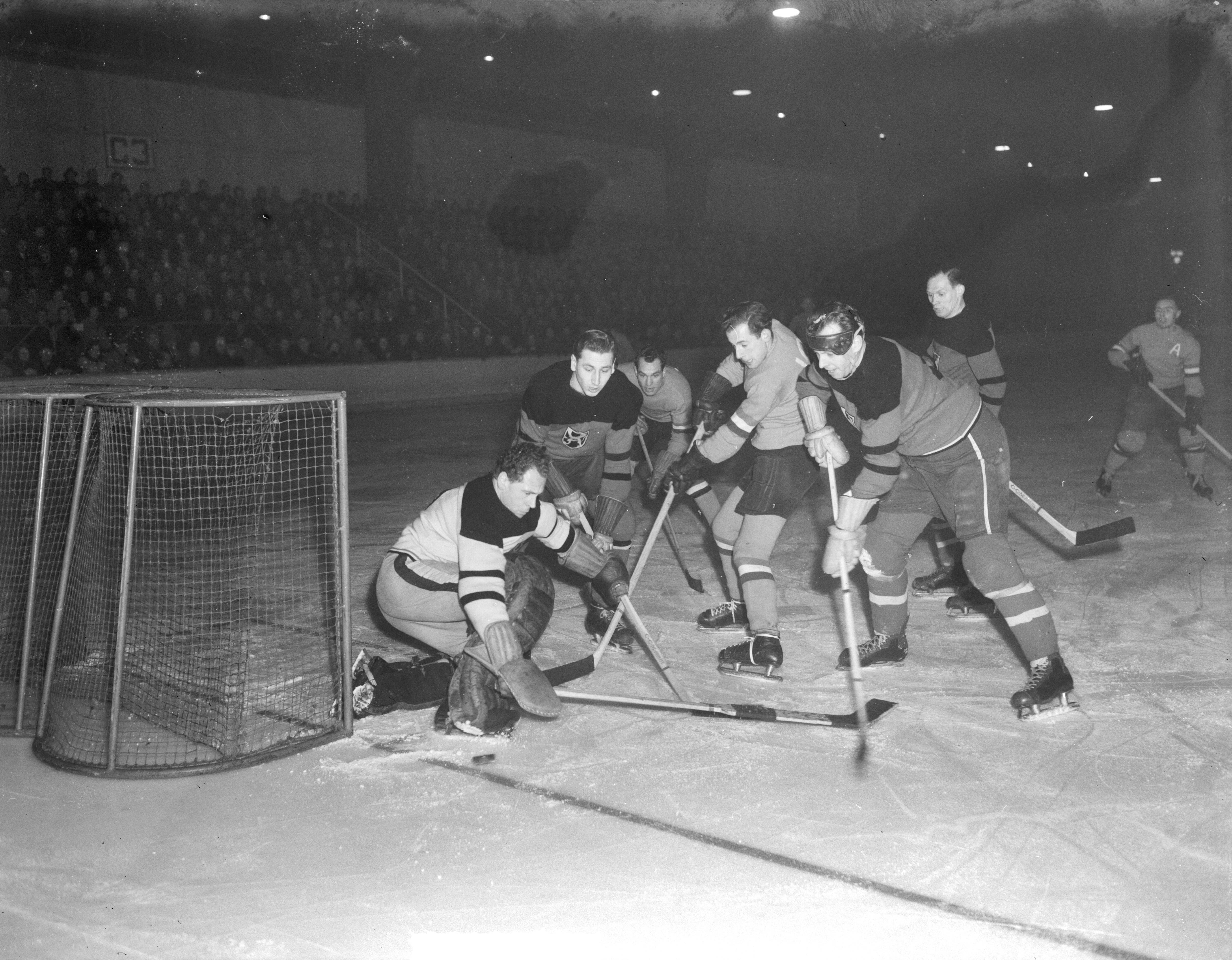 Fotocollectie Anefo — IJshockey. Nederland tegen Belgie 7-5, gespeeld in Den Haag — Foto: Duinen, G.W. van / Anefo. Licentie: Set B: Rechtenvrij / Publiek Domein. Bron: Nationaal Archief. http://hdl.handle.net/10648/a8e56612-d0b4-102d-bcf8-003048976d84
