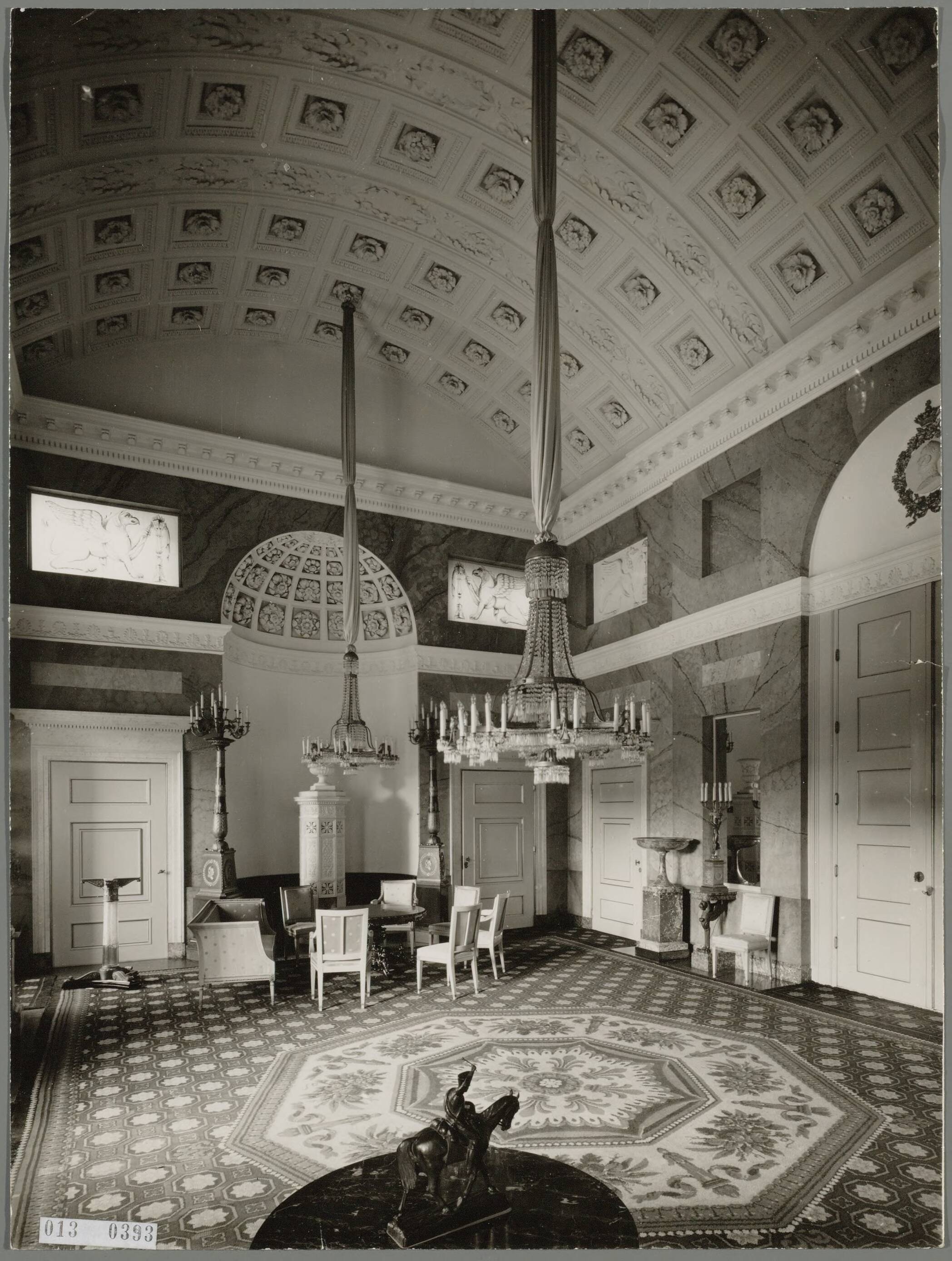 Paleis Soestdijk — Stuczaal, grote ontvangstkamer — Foto: Onbekend / RVD. Licentie: Set B: Rechtenvrij / Publiek Domein. Bron: Nationaal Archief. http://hdl.handle.net/10648/afa850e0-d0b4-102d-bcf8-003048976d84