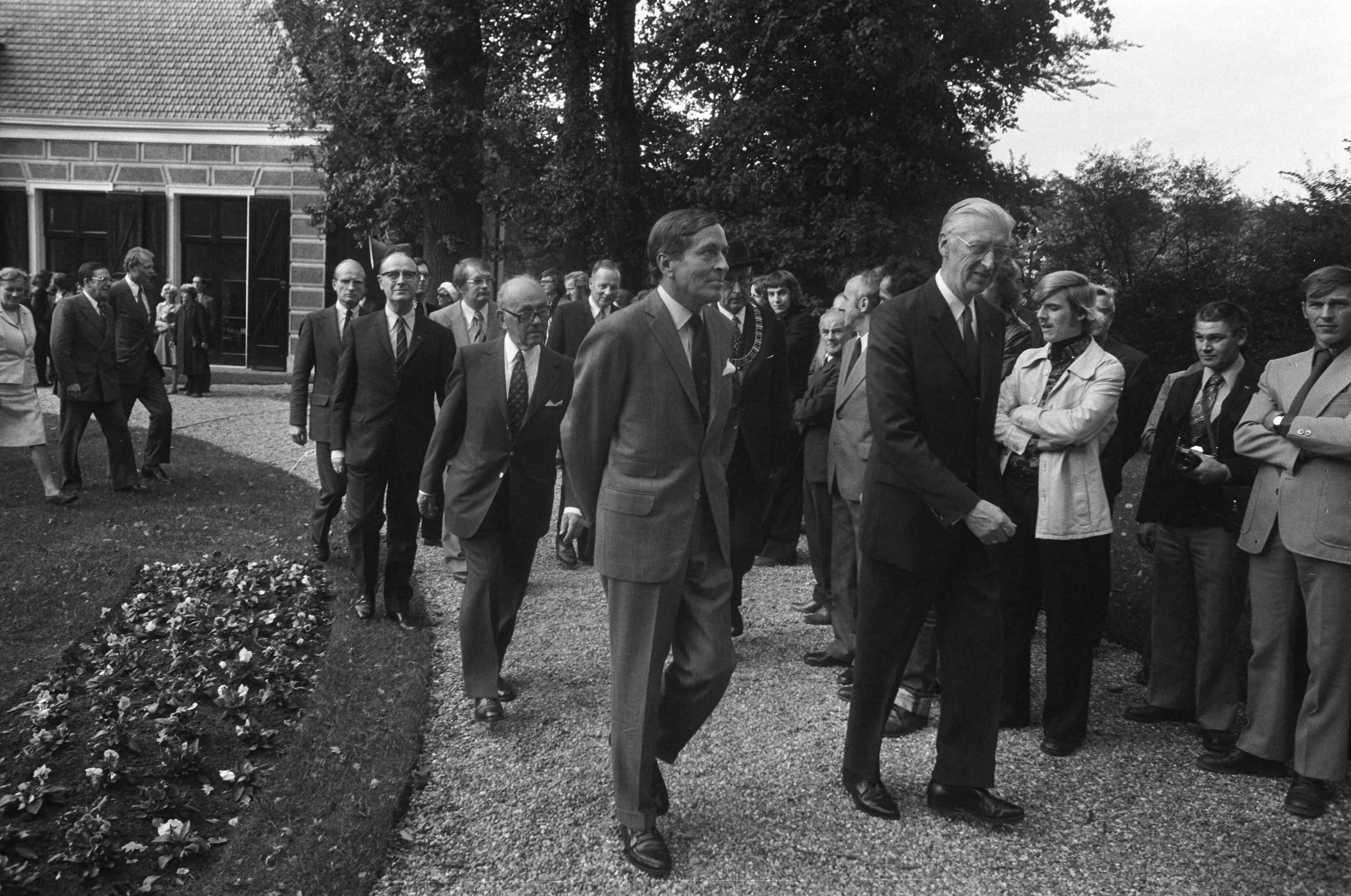 Fotocollectie Anefo — Prins Claus bij gerestaureerd "Schaep en Burgh" in s-Graveland, nieuw onderkomen voor Ned. Ver. Behoud Natuurmonumenten ; ontvangst — Foto: Peters, Hans / Anefo. Licentie: Set B: Rechtenvrij / Publiek Domein. Bron: Nationaal Archief. http://hdl.handle.net/10648/ac734f6a-d0b4-102d-bcf8-003048976d84