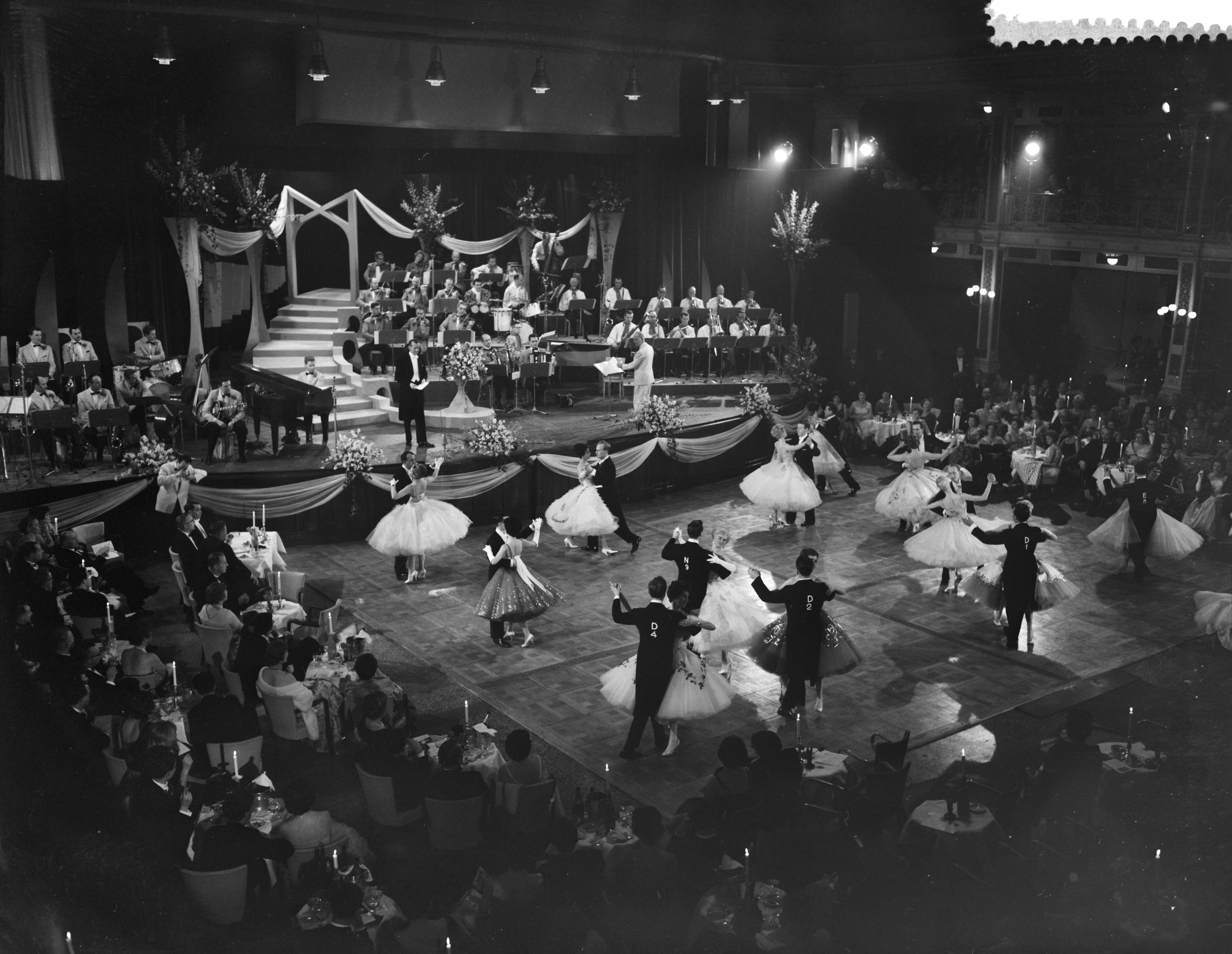 Fotocollectie Anefo — AVRO's danstoernooi in het Kurhaus te Scheveningen. Overzicht met alle deelnemende paren — Foto: Behrens, Herbert F. / Anefo. Licentie: Set B: Rechtenvrij / Publiek Domein. Bron: Nationaal Archief. http://hdl.handle.net/10648/a9a830b6-d0b4-102d-bcf8-003048976d84
