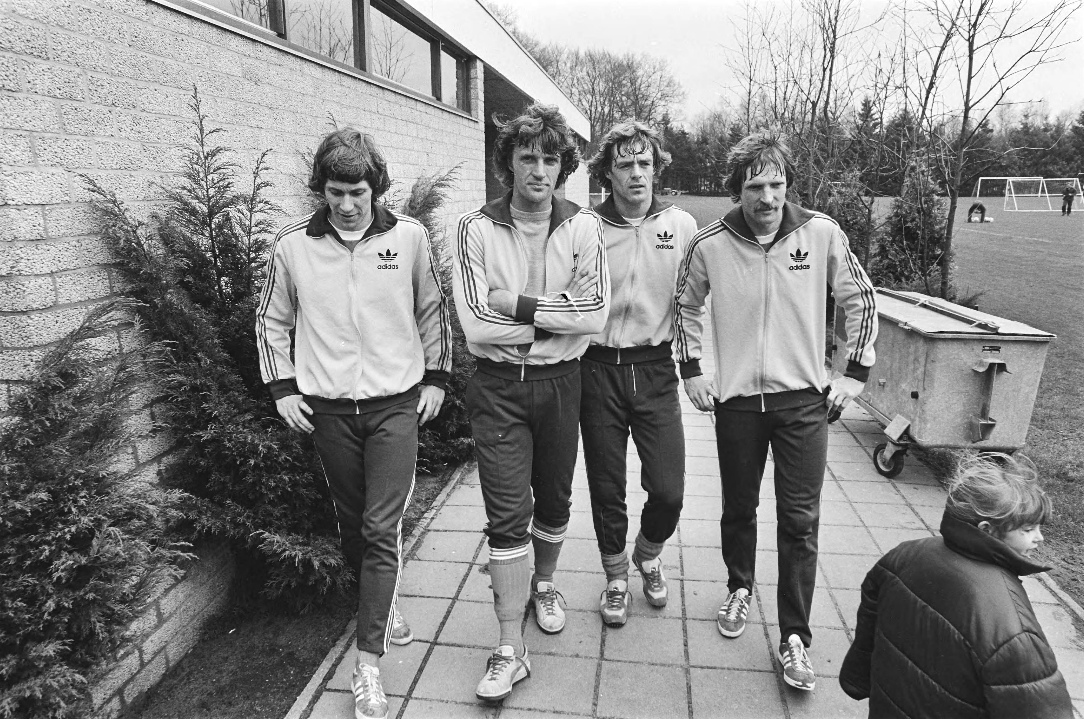 Fotocollectie Anefo — Training Nederlands elftal in Zeist i.v.m. wedstrijd tegen Frankrijk, v.l.n.r. Arnhold Mühren , Ruud Krol , Johnny Rep en Frans Thijssen — Foto: Antonisse, Marcel / Anefo. Licentie: Set B: Rechtenvrij / Publiek Domein. Bron: Nationaal Archief. http://hdl.handle.net/10648/acf7e5ea-d0b4-102d-bcf8-003048976d84