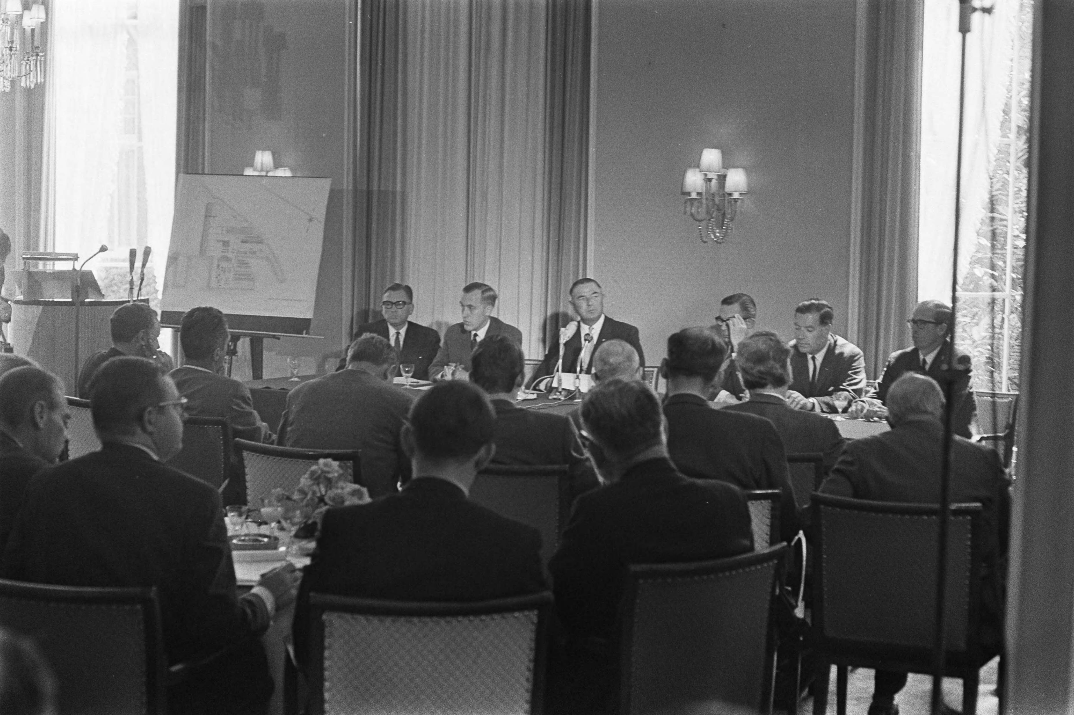 Fotocollectie Anefo — Persconferentie Verolme-NDSM in Den Haag . Overzicht persconferentie — Foto: Kroon, Ron / Anefo. Licentie: Set B: Rechtenvrij / Publiek Domein. Bron: Nationaal Archief. http://hdl.handle.net/10648/ab46808a-d0b4-102d-bcf8-003048976d84